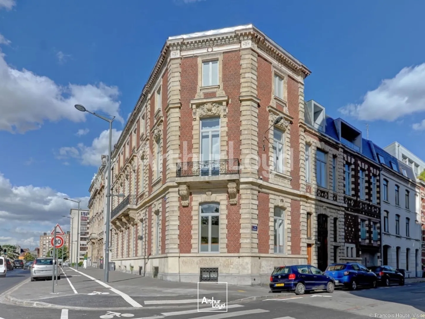 Emplacement idéal: Centre ville de Lille, dans un ensemble haussmanien, ces bureaux d'EXCELLENTE qualité dévoilent sur 3 niveaux 340m2 de bureaux avec des espaces ouverts, des bureaux c...