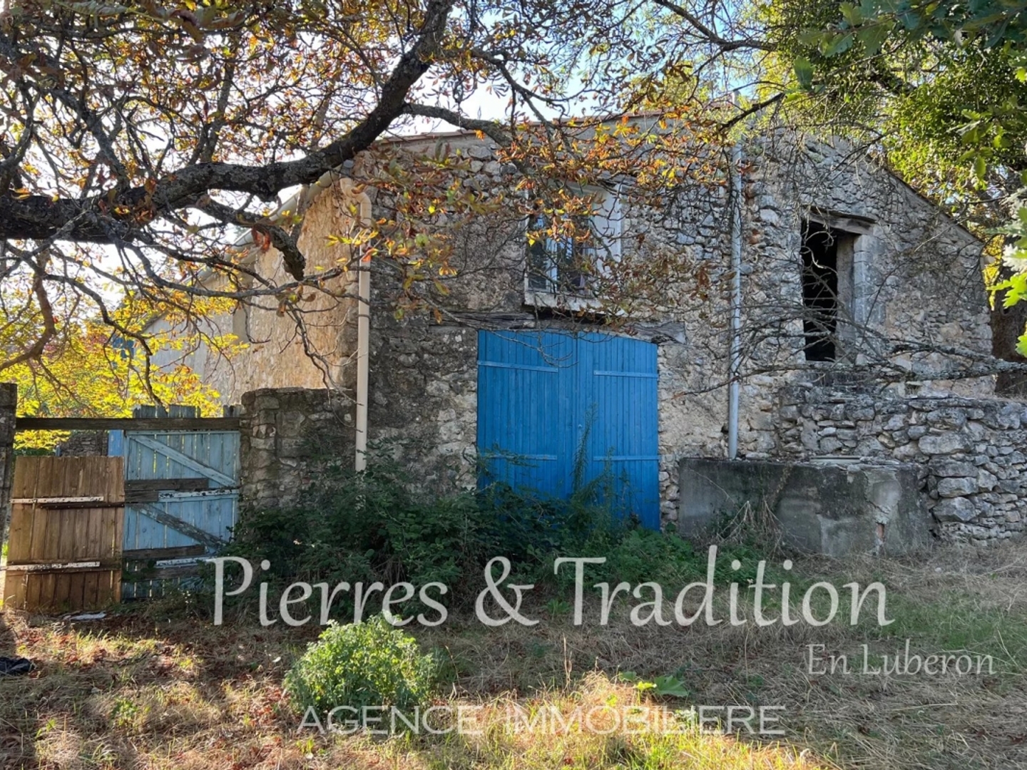 Reillanne, ancienne ferme à rénover avec dépendances sur 17HA