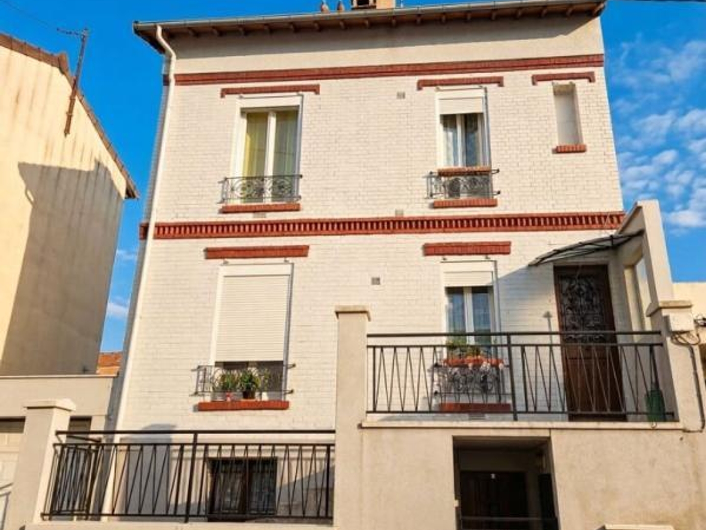 VIAGER OCCUPE Immeuble avec 2 Appartements parking et cour