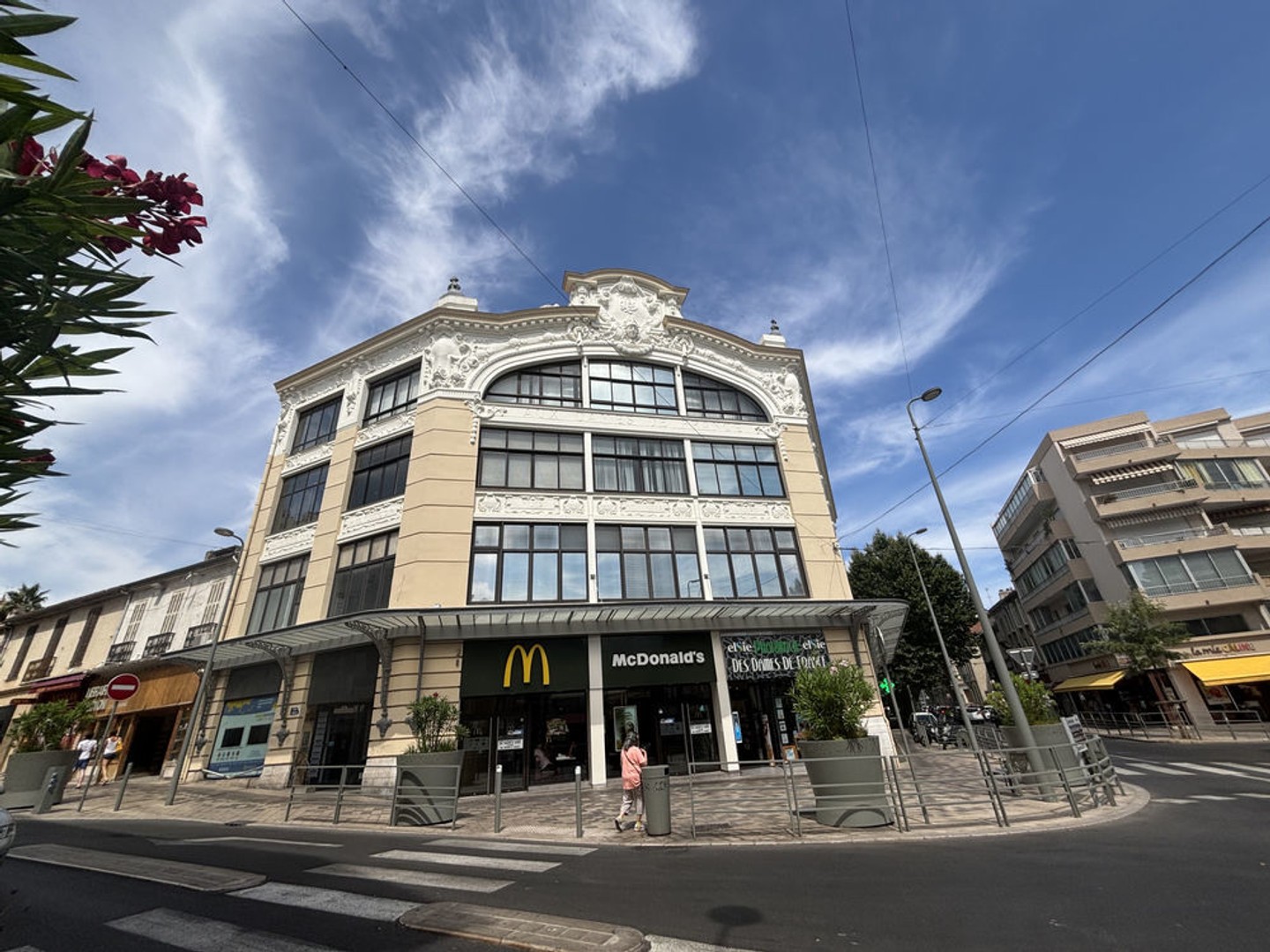 BUREAUX de 48m2 dans un immeuble classé, en plein coeur du centre ville de Hyères, avec ascenseur