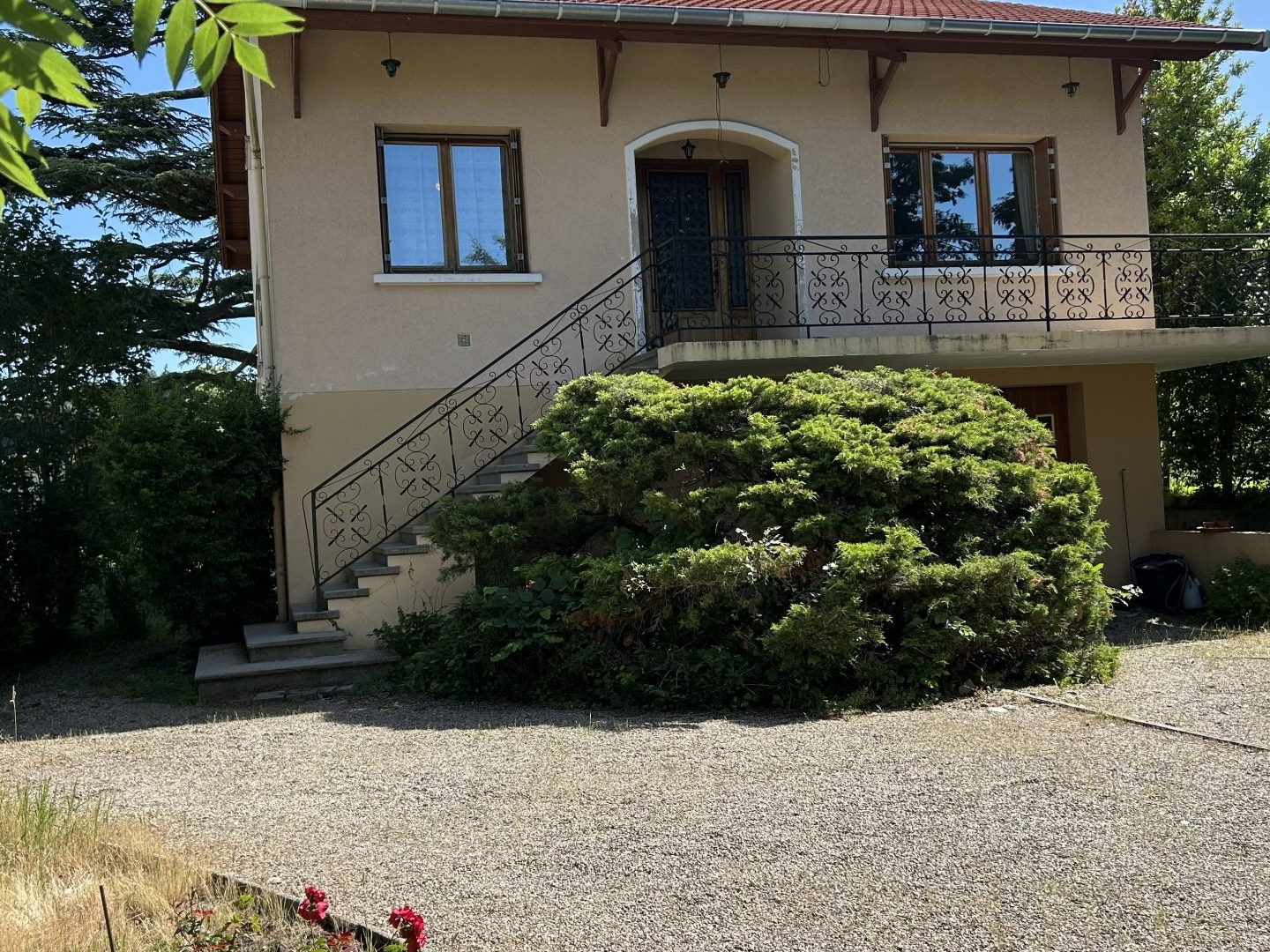 Belle maison avec 4 chambres sur terrain arboré au calme