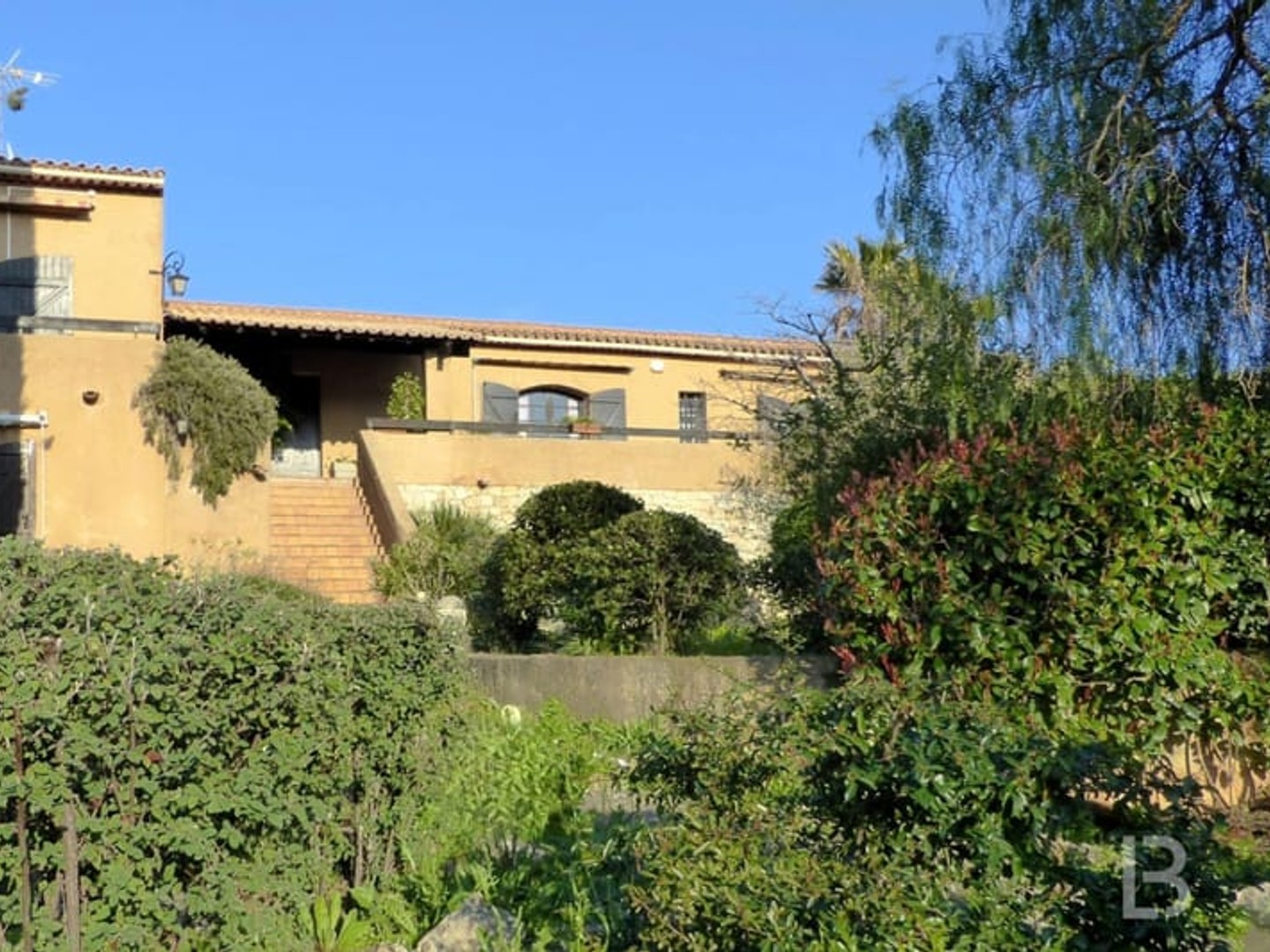Maison familiale 222 m² avec piscine et jardin paysager à Band