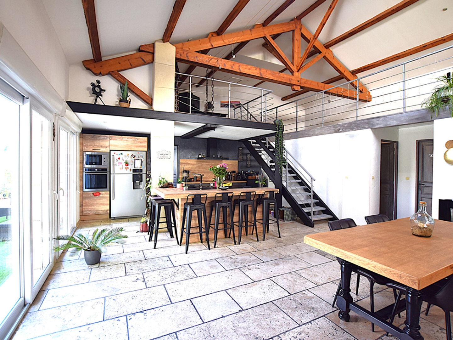CABANNES - Maison de ville style loft de 192 m² avec jardin, parkings et dépendance