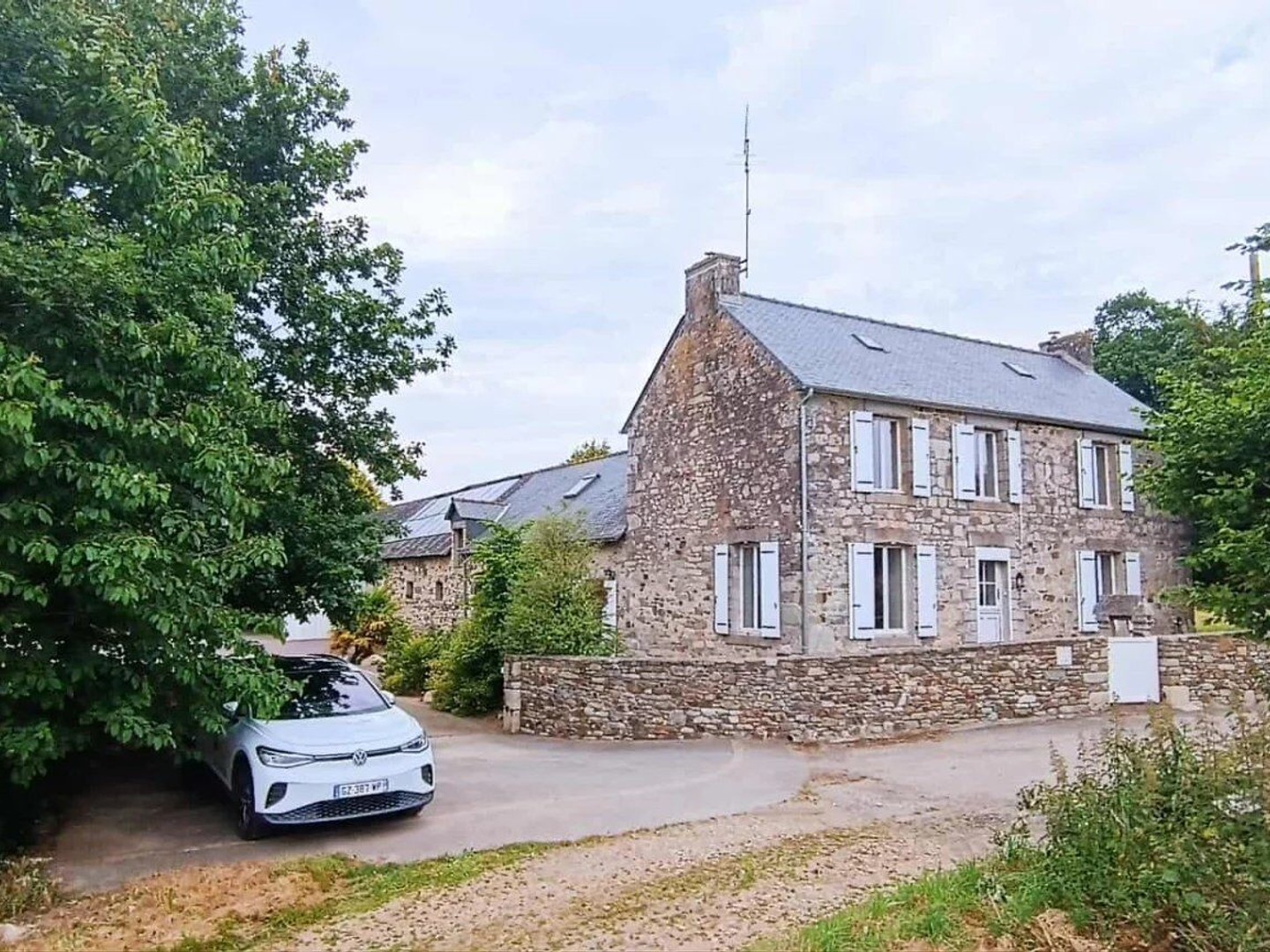 NOYAL-PONTIVY Maison de campagne avec hangar sur une parcelle de 5 500 m².