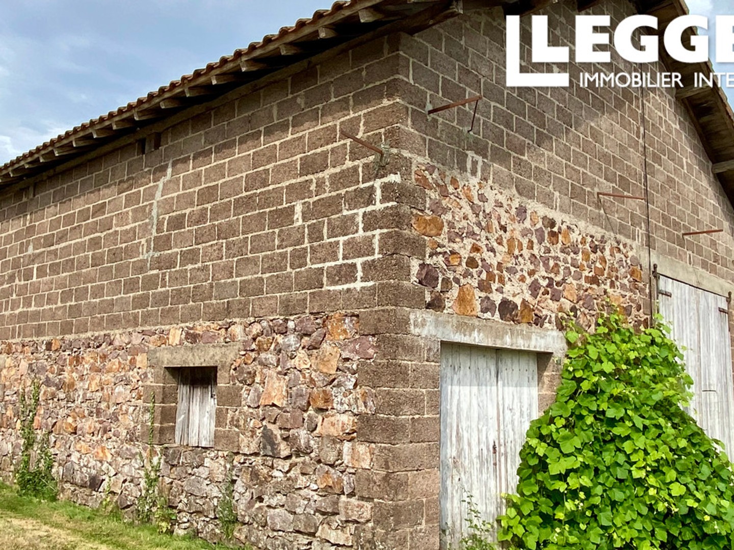 Grange à amenager ou pour stockage, avec petit jardin.