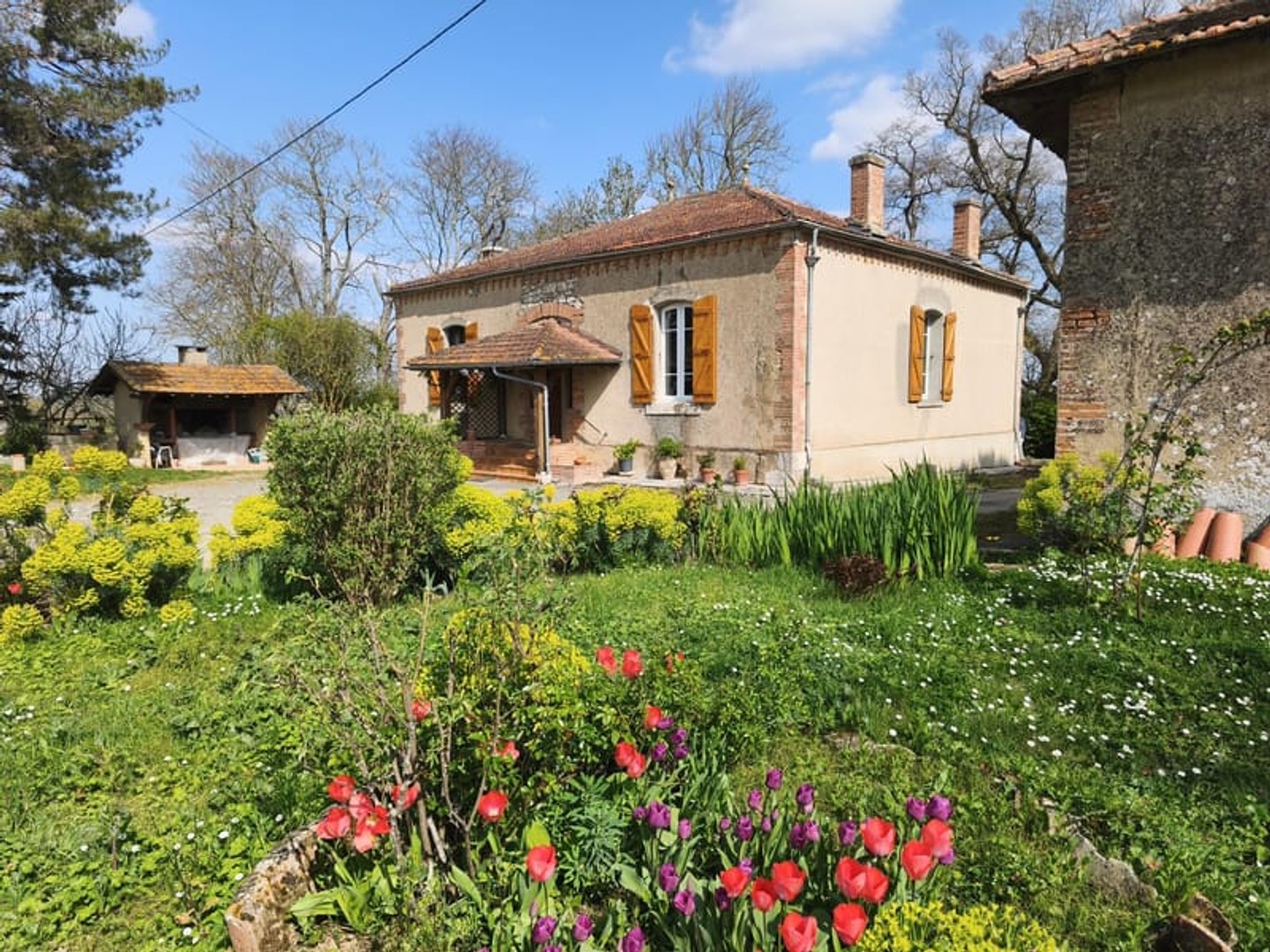 Maison de campagne T5 de 120 m2 avec sous-sol intégral et dépendances sur terrain de 3857 m2