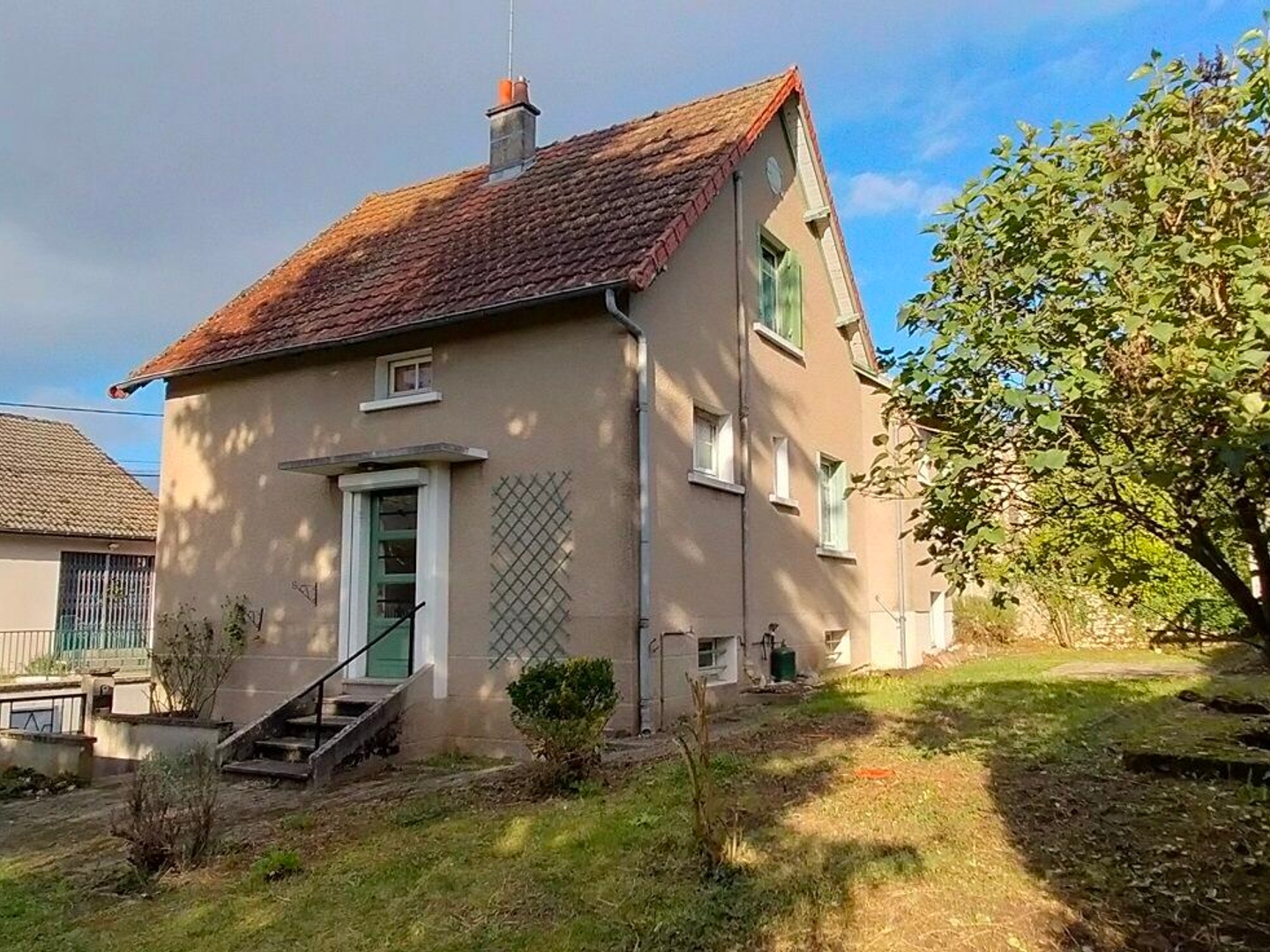 Pavillon sur sous-sol de 107 m2, 4 chambres, garages et jardin clos de 716 m2