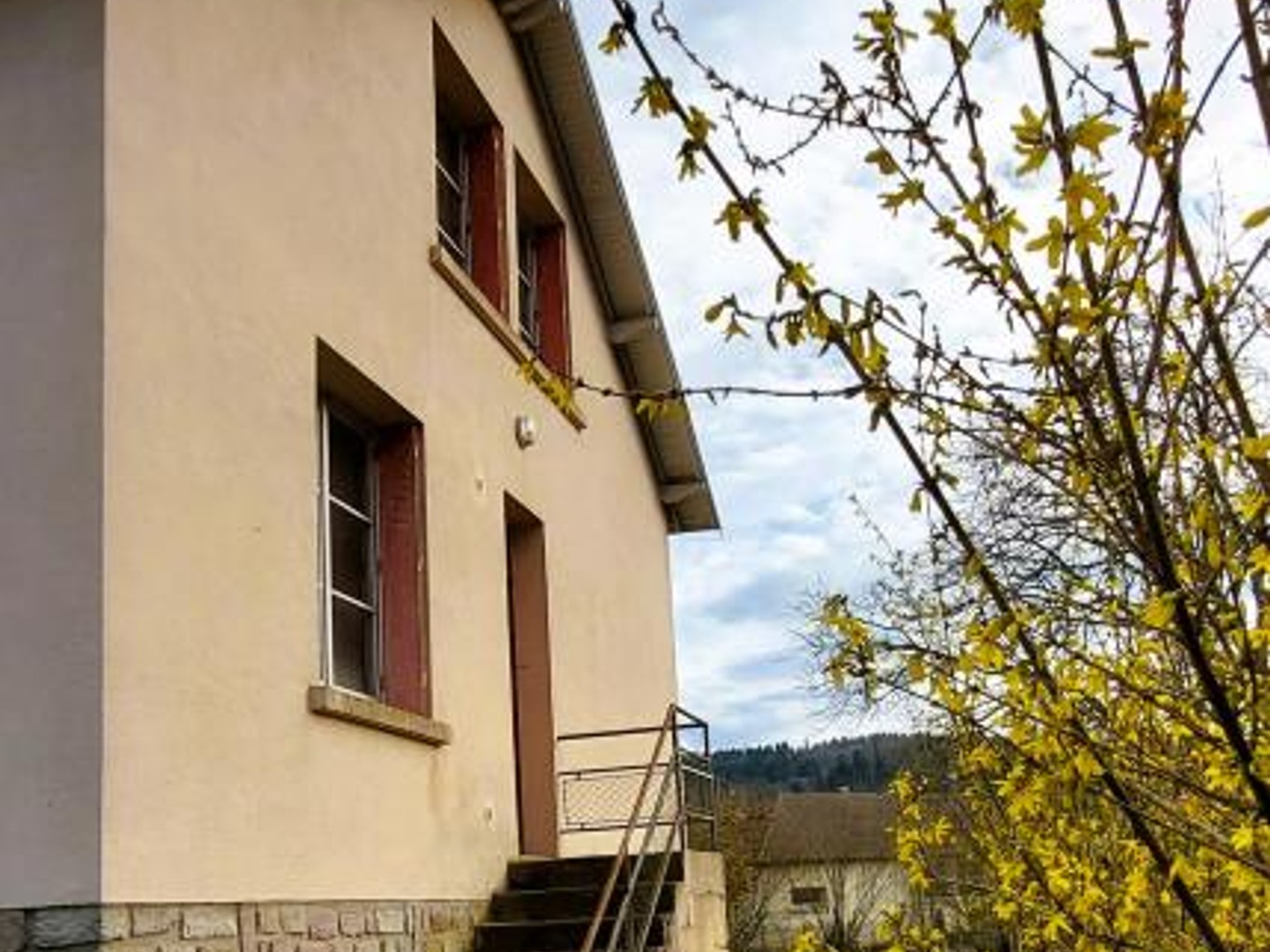 A 15km de LUXEUIL/BAINS ET 15 KM de RUPT/MOSELLE - A SAISIR Lot de 2 maisons mitoyennes dont 1 louée - 27 km de REMIREMONT - PRIX RENEGOCIE !