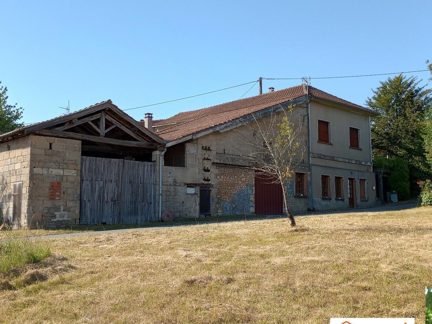 Ensemble immobilier de 162 m² avec deux maisons, dépendances et terrain