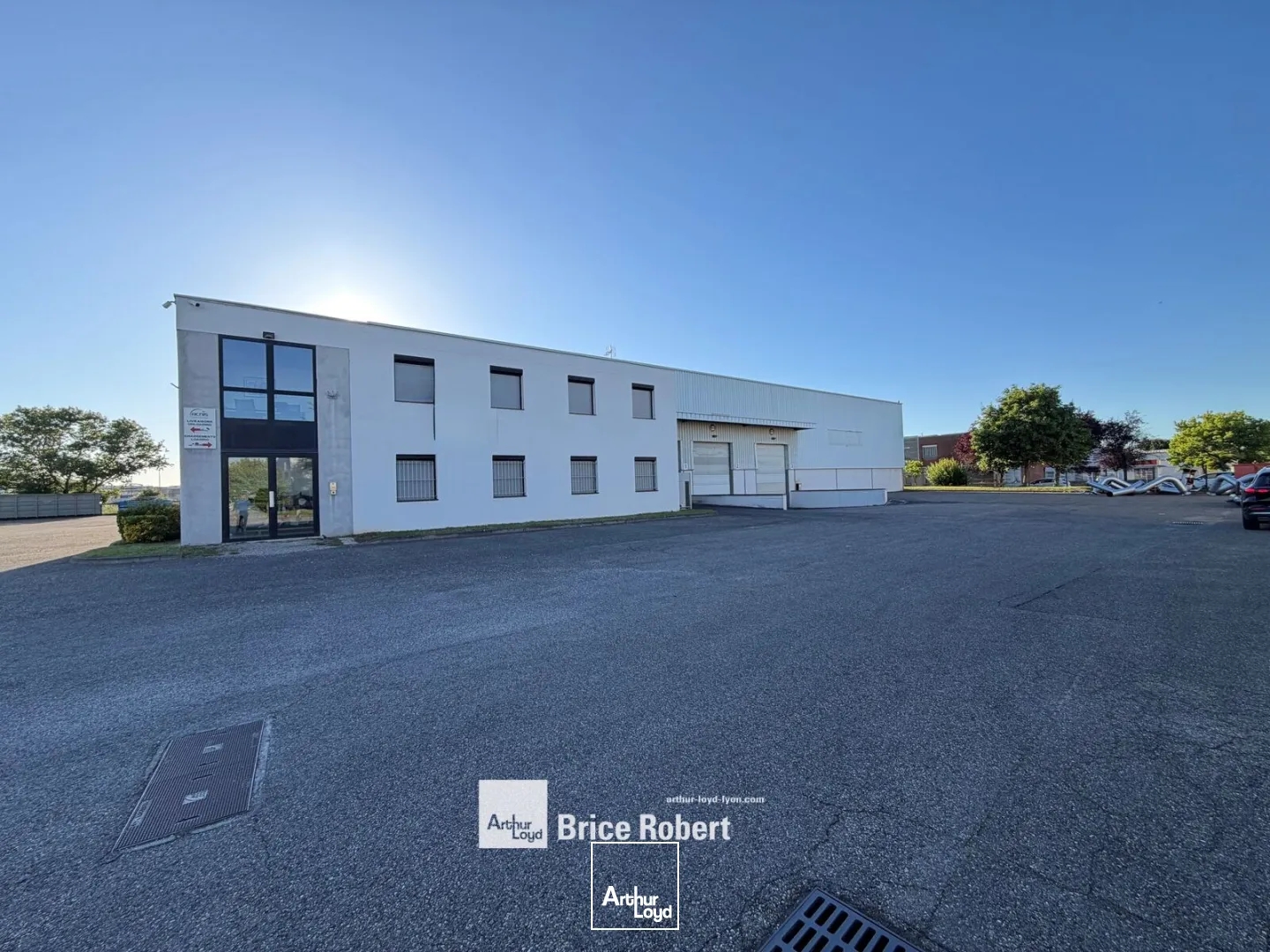 Entrepôt à vendre à Chassieu avec fosse pour poids lourd et pont roulant inclus