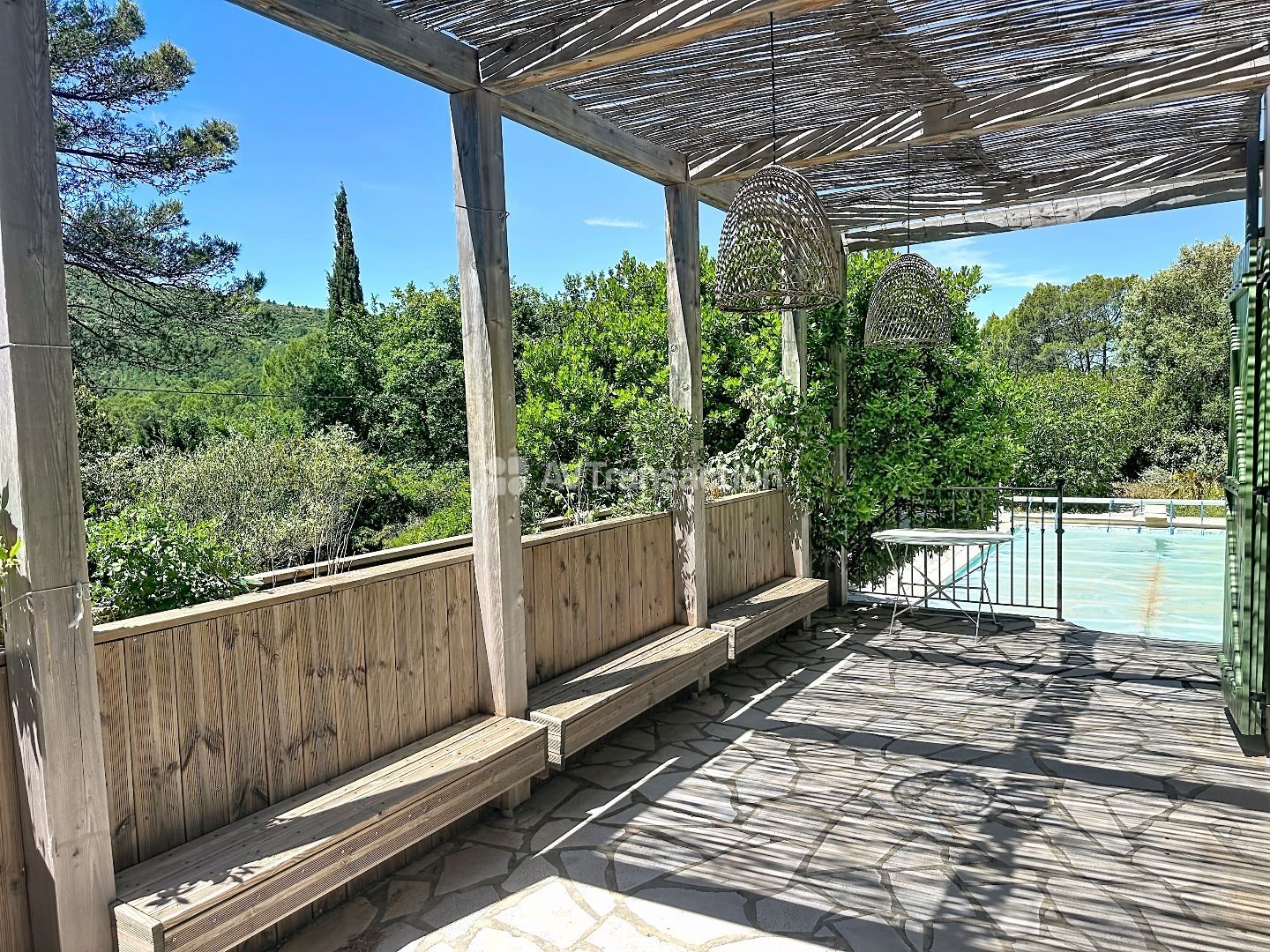 Villa de charme dans un écrin de verdure avec piscine
