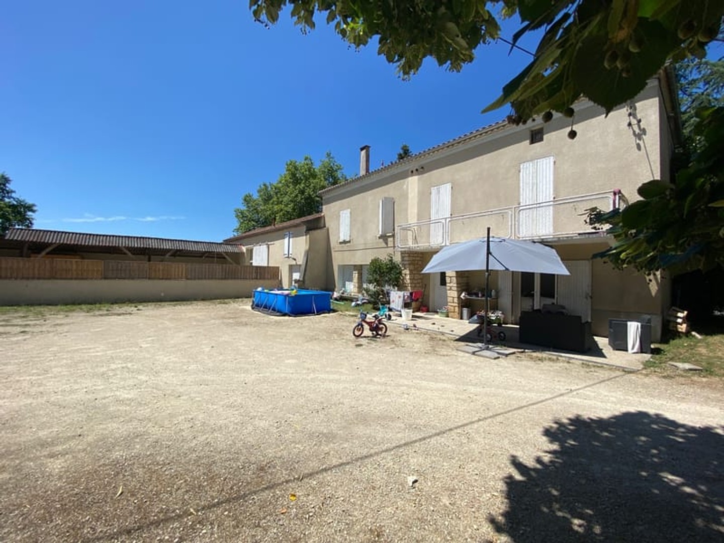 INVESTISSEMENT PROPRIETE EN PIERRE AVEC 2 GITES, 24 BOXS A USAGE DE GARDE-MEUBLE ET DEPENDANCES SUR UN TERRAIN