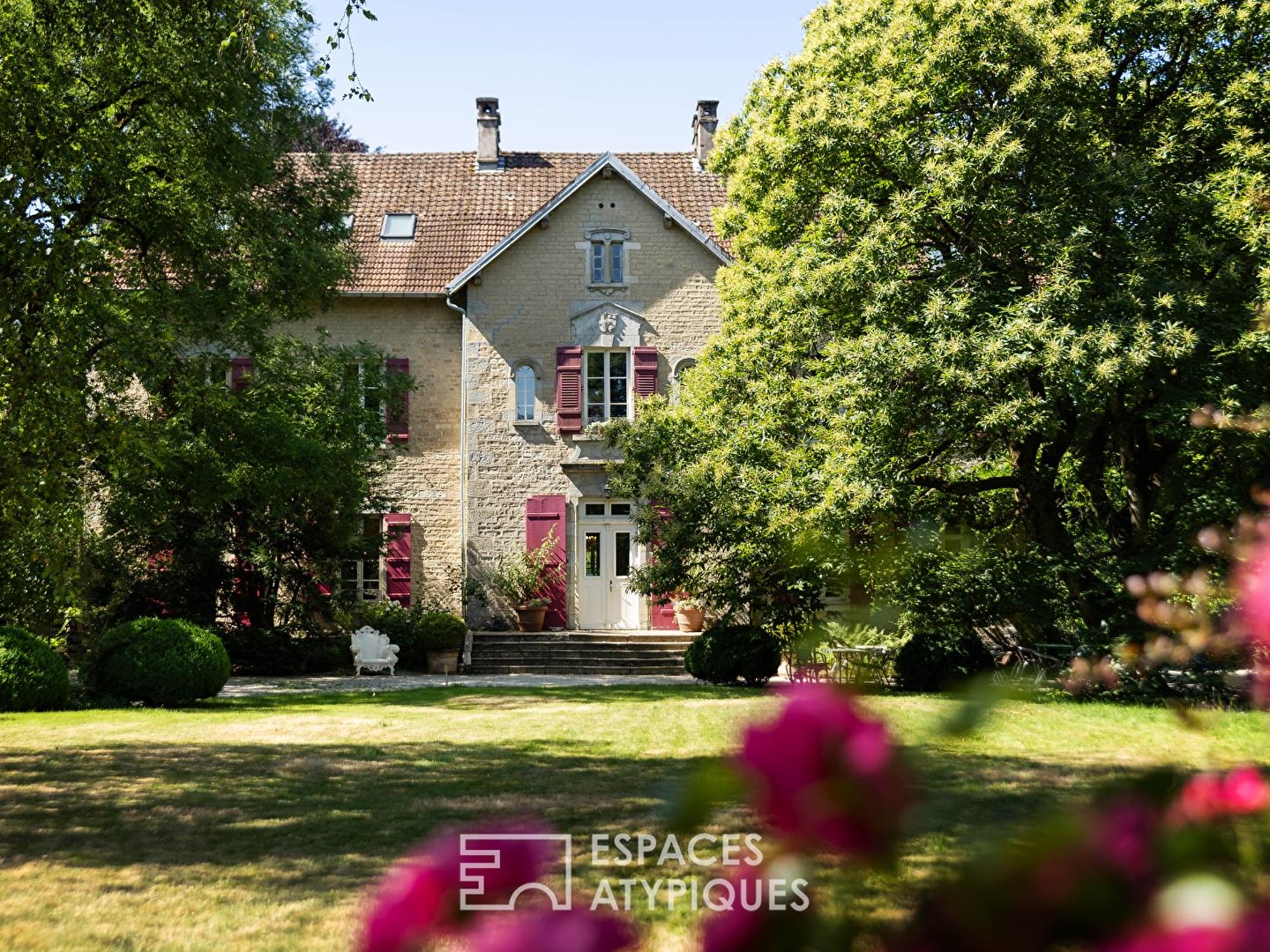 Propriété au grand charme avec ses 3 bâtis en pierre pour de multiples projets