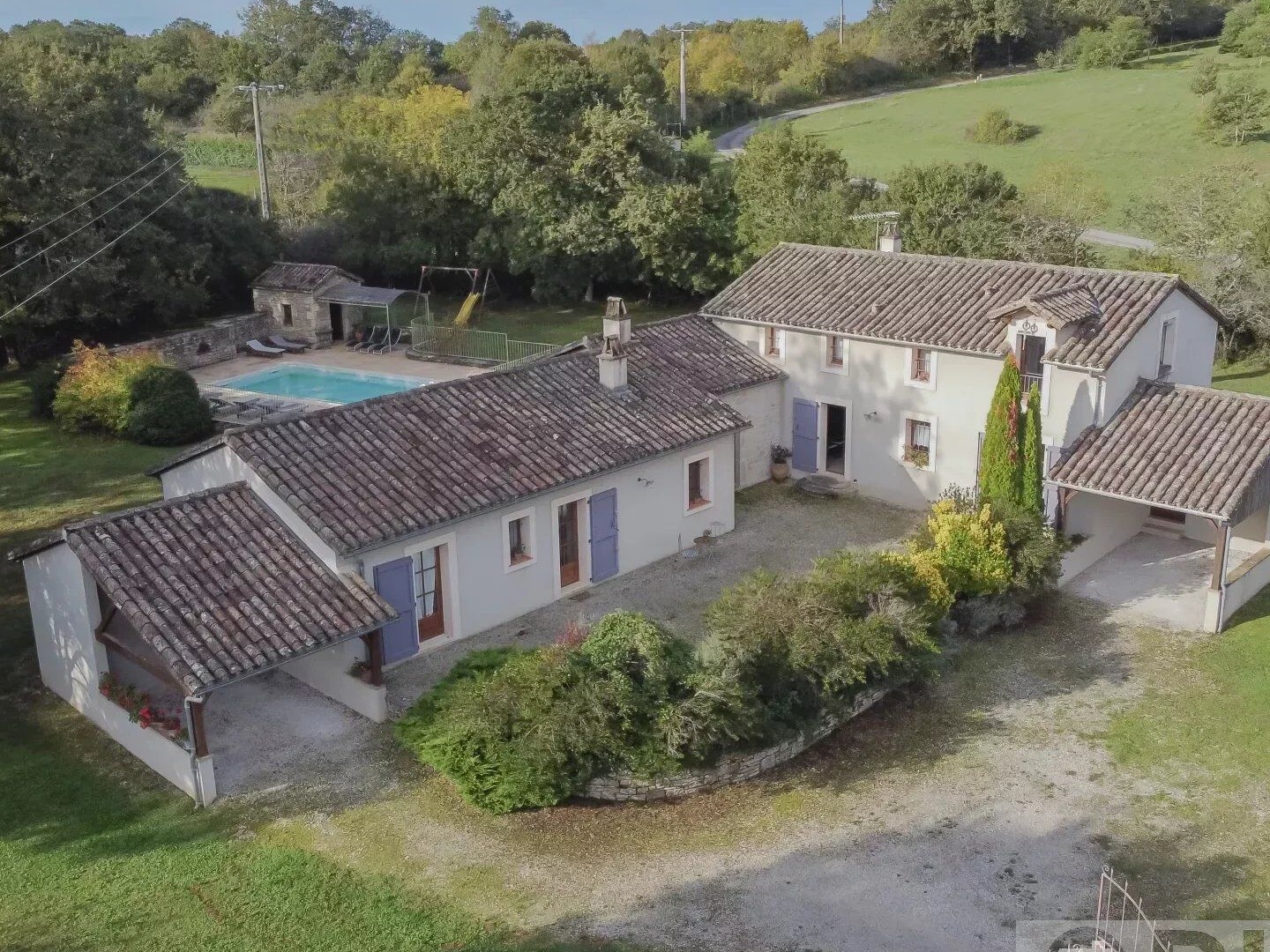 Propriété divisé en deux habitations avec jardin et piscine