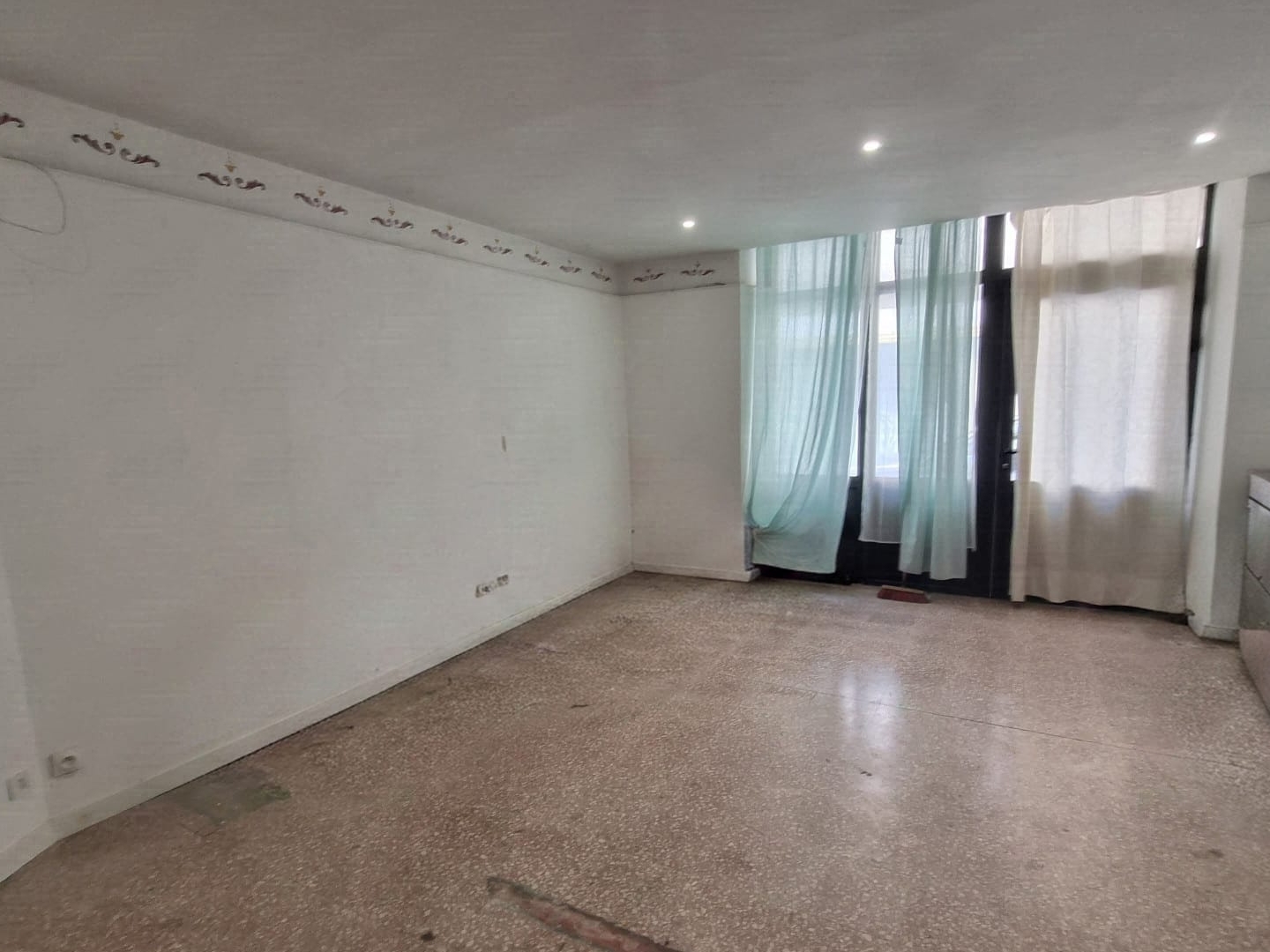 Locaux à vendre - 1 pièce - 51m2 - Le Luc (83340)