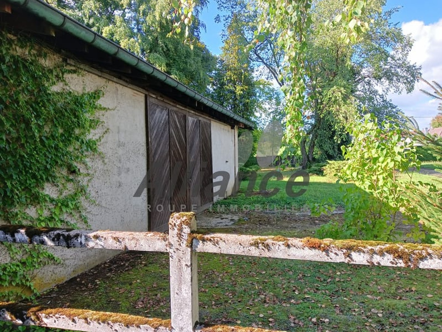 LUXEUIL-LES-BAINS : HANGAR 200 m2