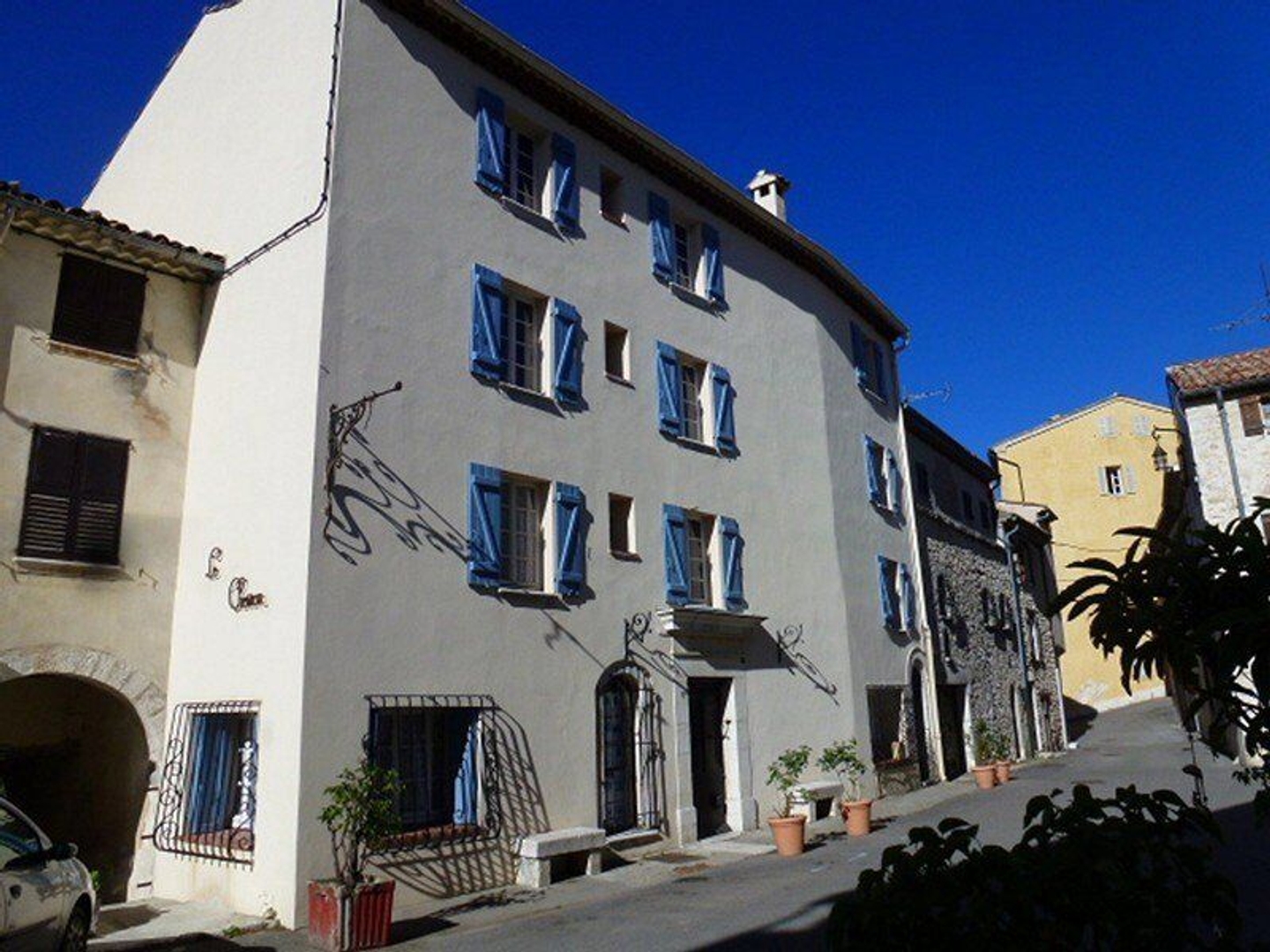 COURSEGOULES. Vaste demeure,
