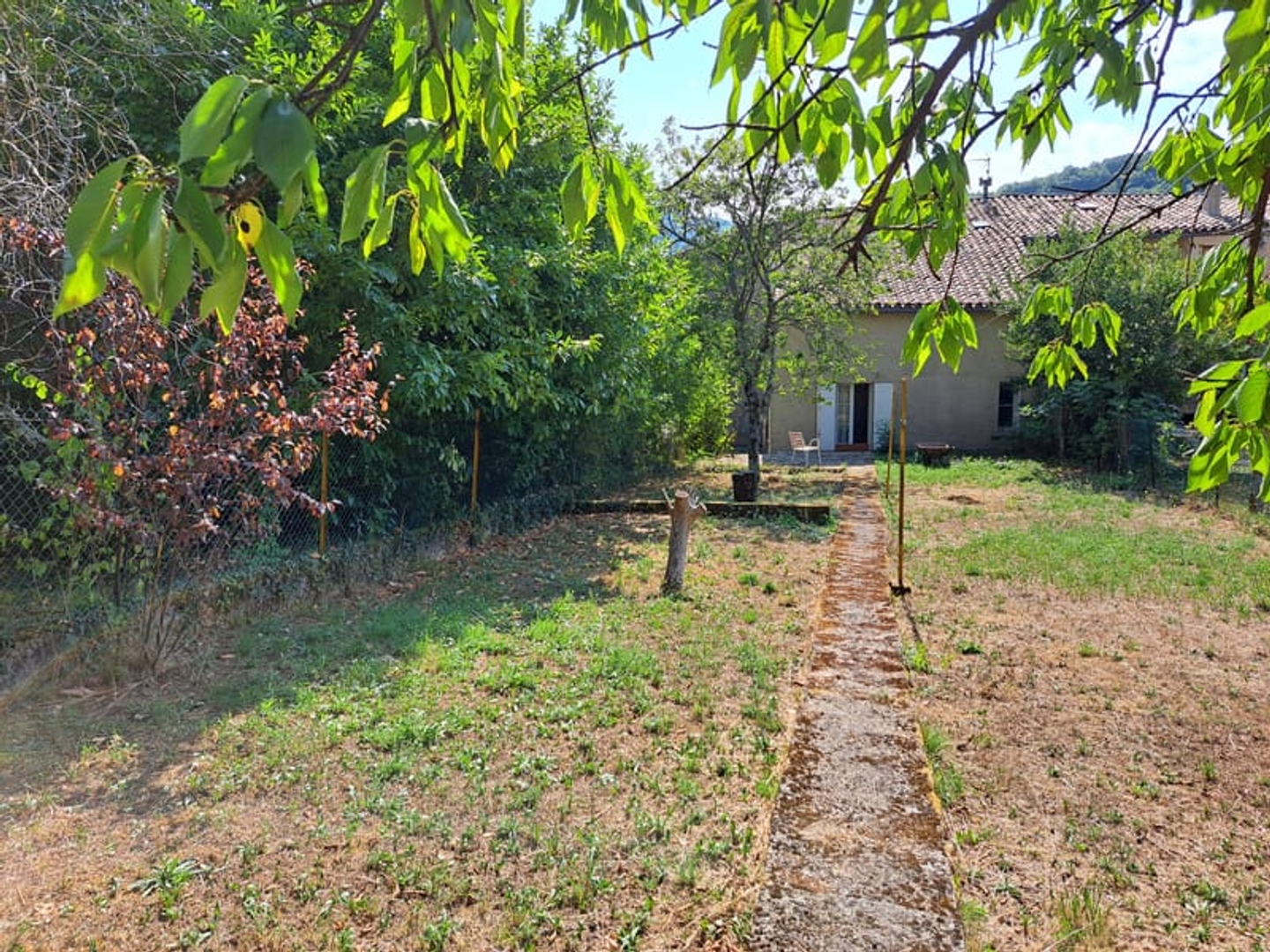 Grande maison en pierre avec jardin au coeur de Puivert
