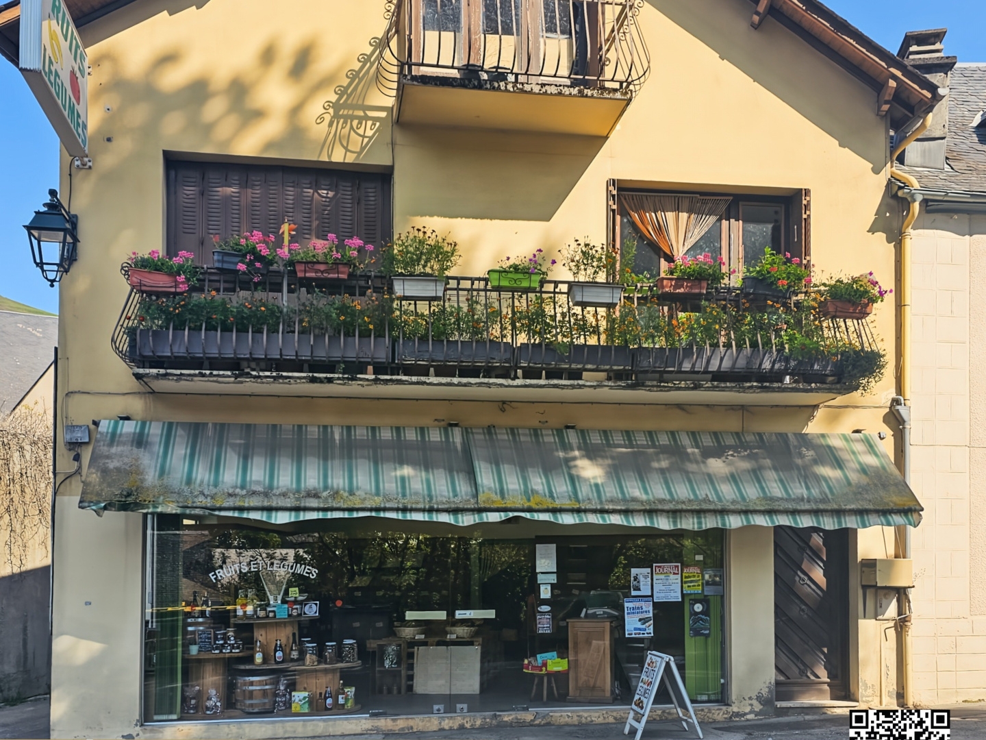 IMMEUBLE DE RAPPORT 200 M² AVEC LOCAL COMMERCIAL + ATELIER ET APPARTEMENT 4 PIECES A ARREAU