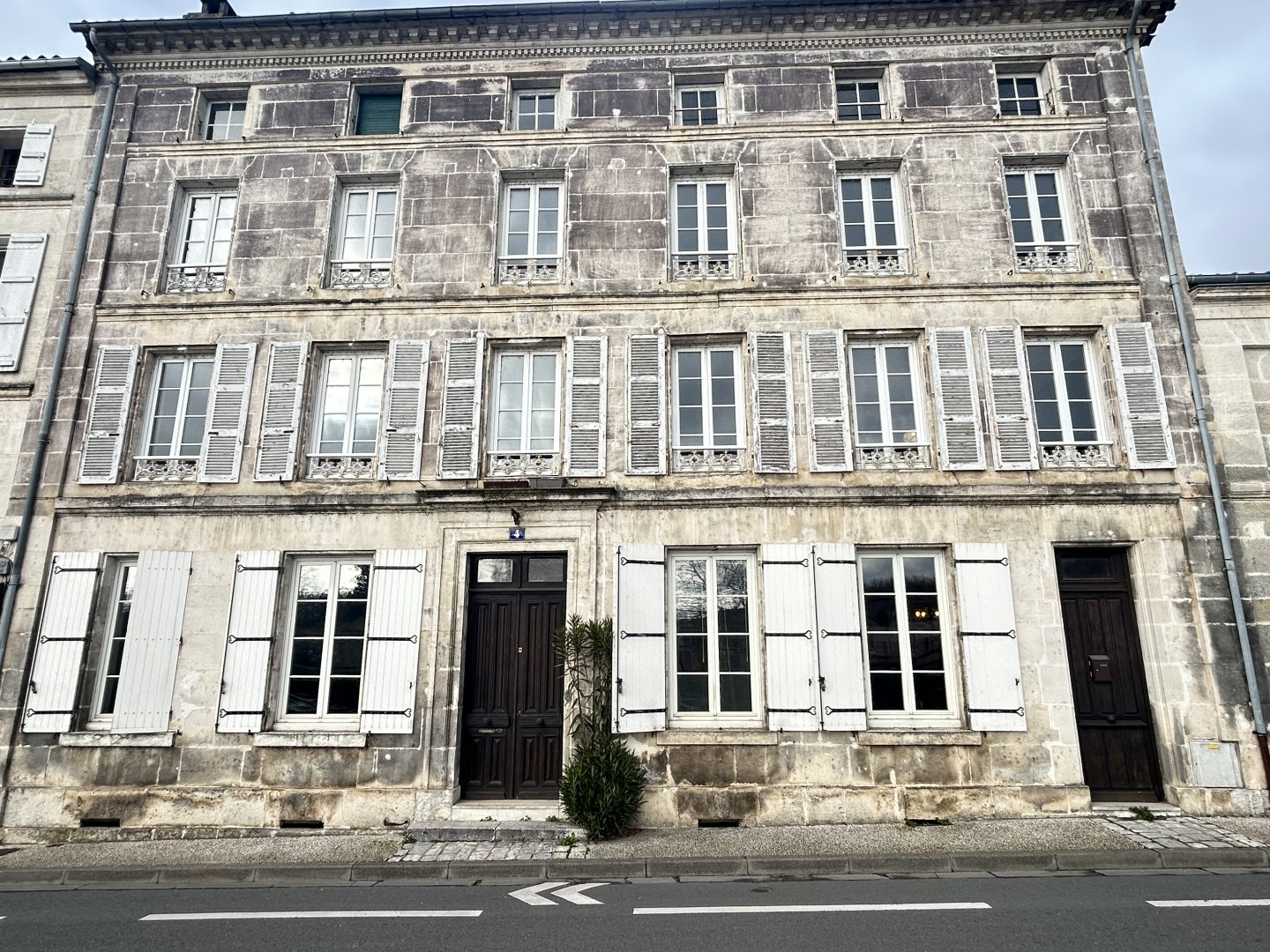 JARNAC CENTRE, A VENDRE GRANDE MAISON DE VILLE SUR LES BORDS DE LA CHARENTE
