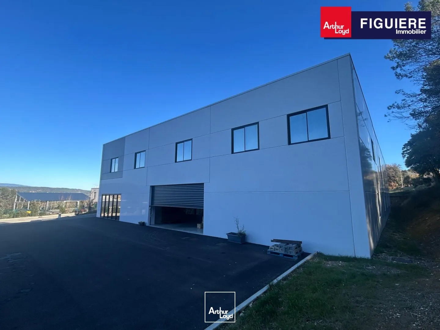 Locaux à vendre - 1139m2 - Saint-Estève-Janson (13610)