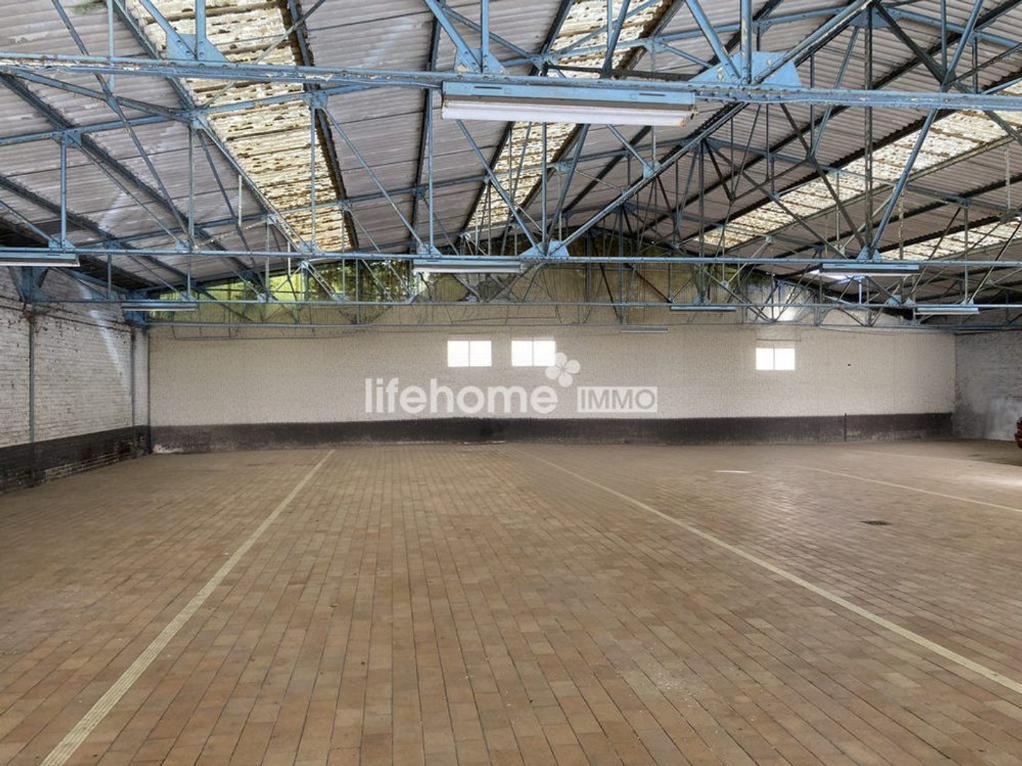 Sur axe très passant, local commercial 725 m²