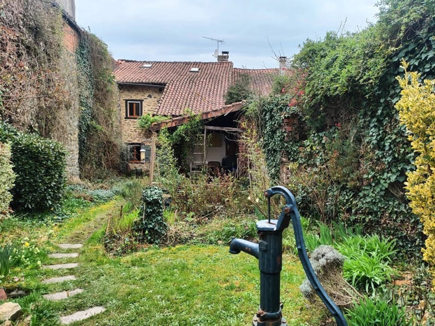 Maison de village chaleureuse avec jardin privé