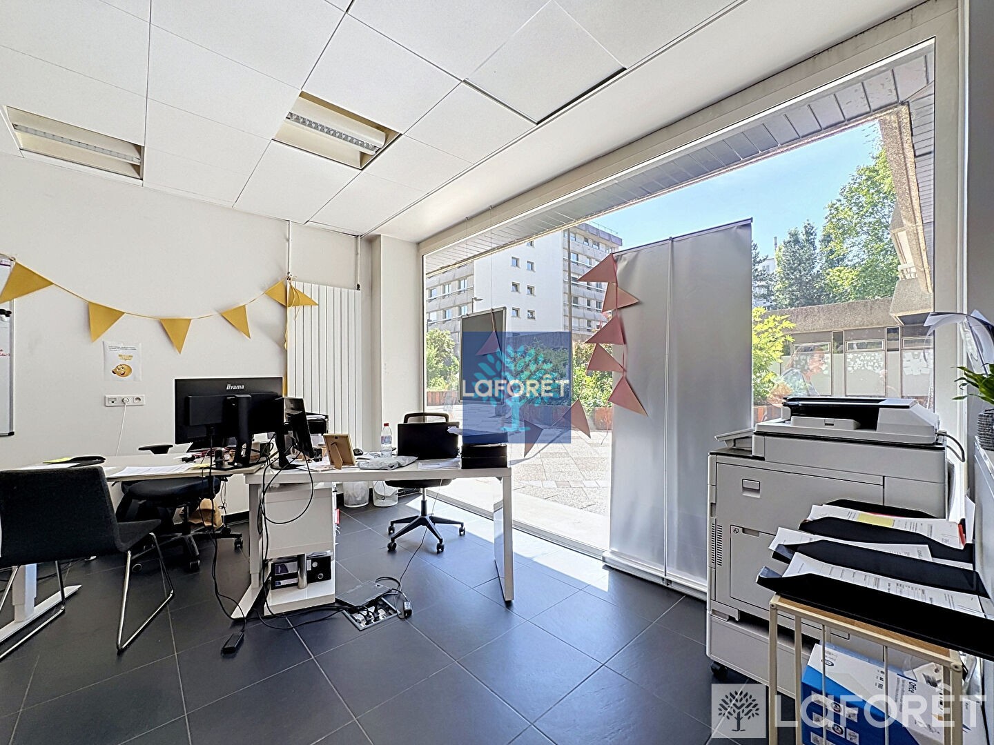Local commercial 2 pièces 65 m²