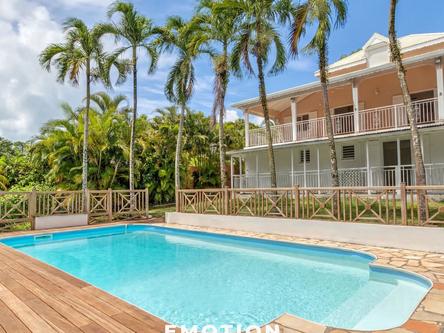 Villa T7 avec piscine et vue sur la végétation Baie-Mahaul