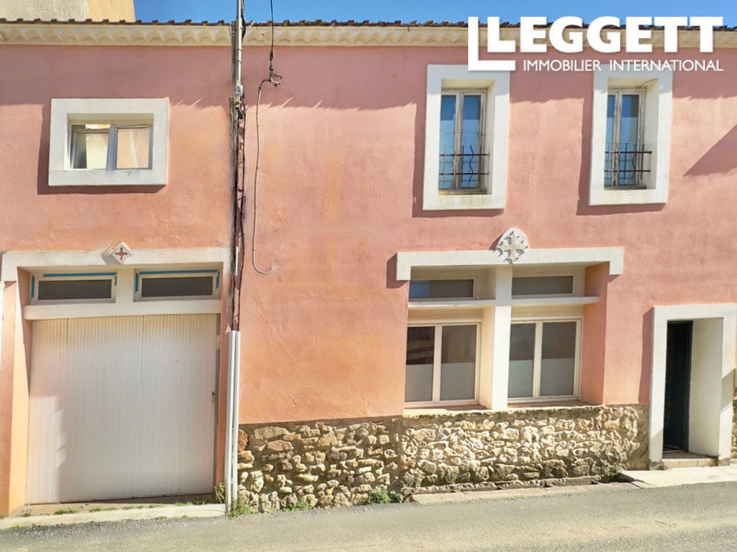 Maison de charme aux beaux volumes avec garage, terrasse et cour