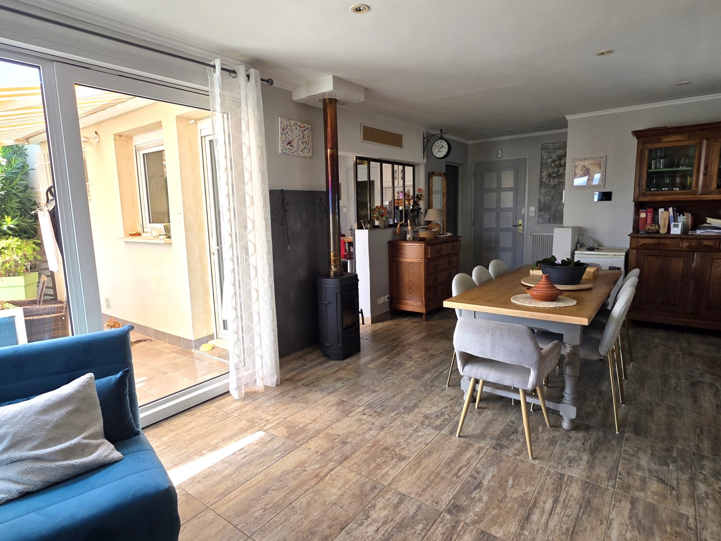 Dans quartier résidentiel agréable maison 3 chambres + studi