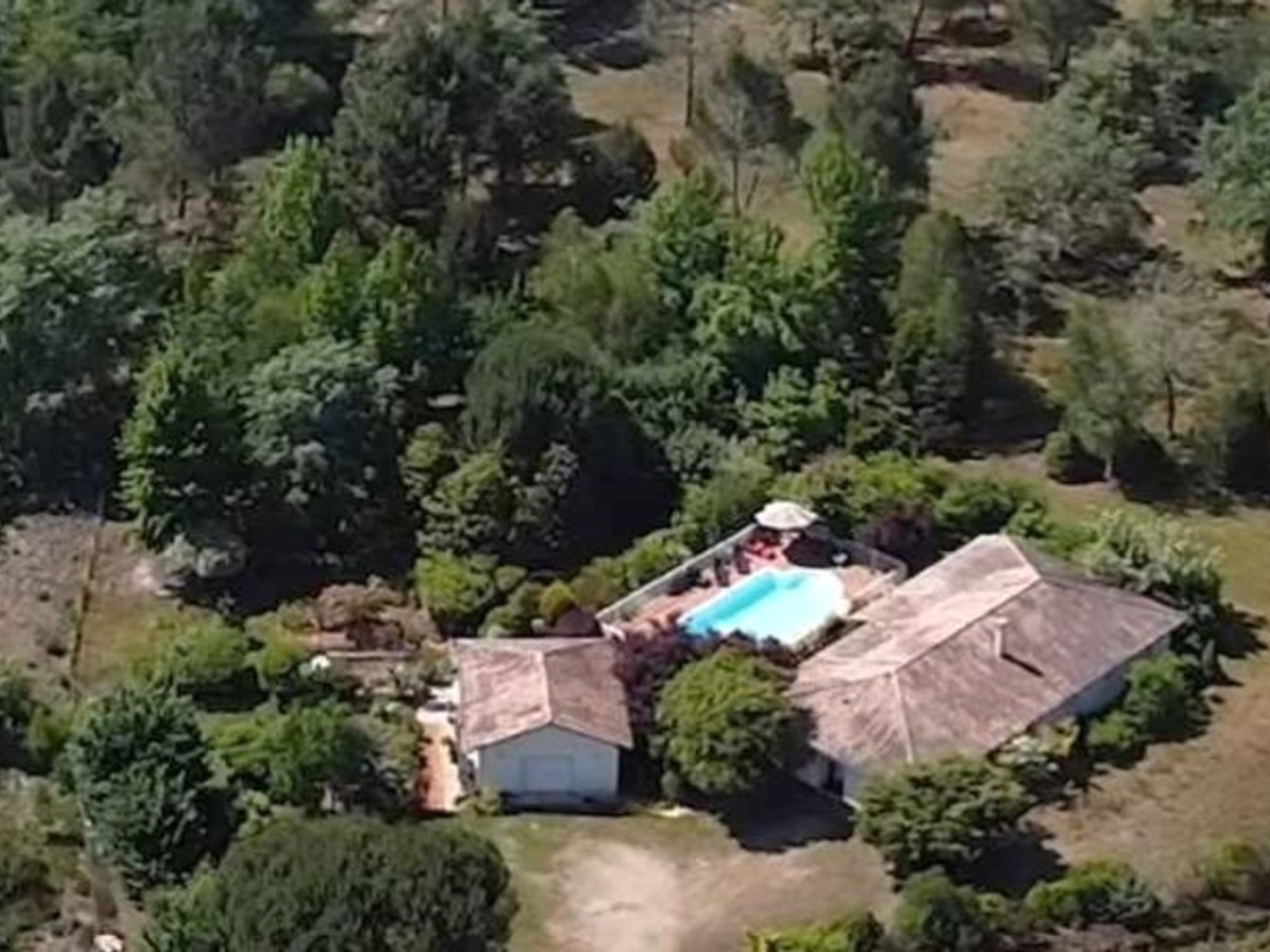 Maison entrée, séjour, cuisine équipée, 2 suites parentales, 2 chambres , piscine, garage, carport