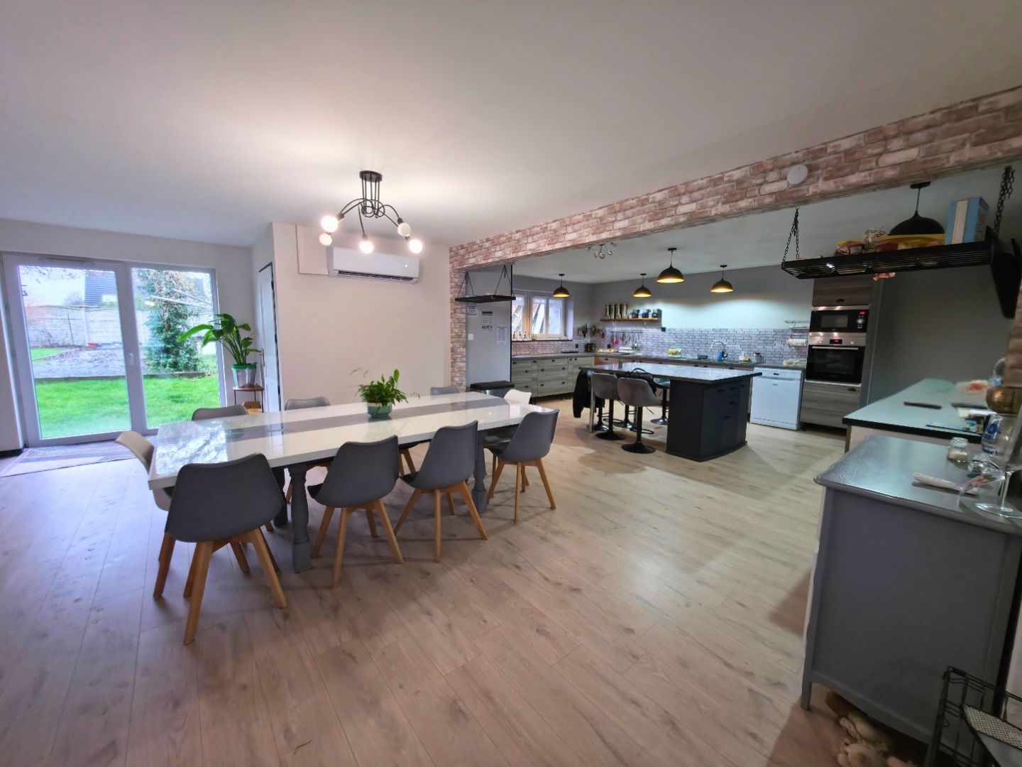 Longère rénovée 297 m², 10 pièces et jardin – Pommereuil