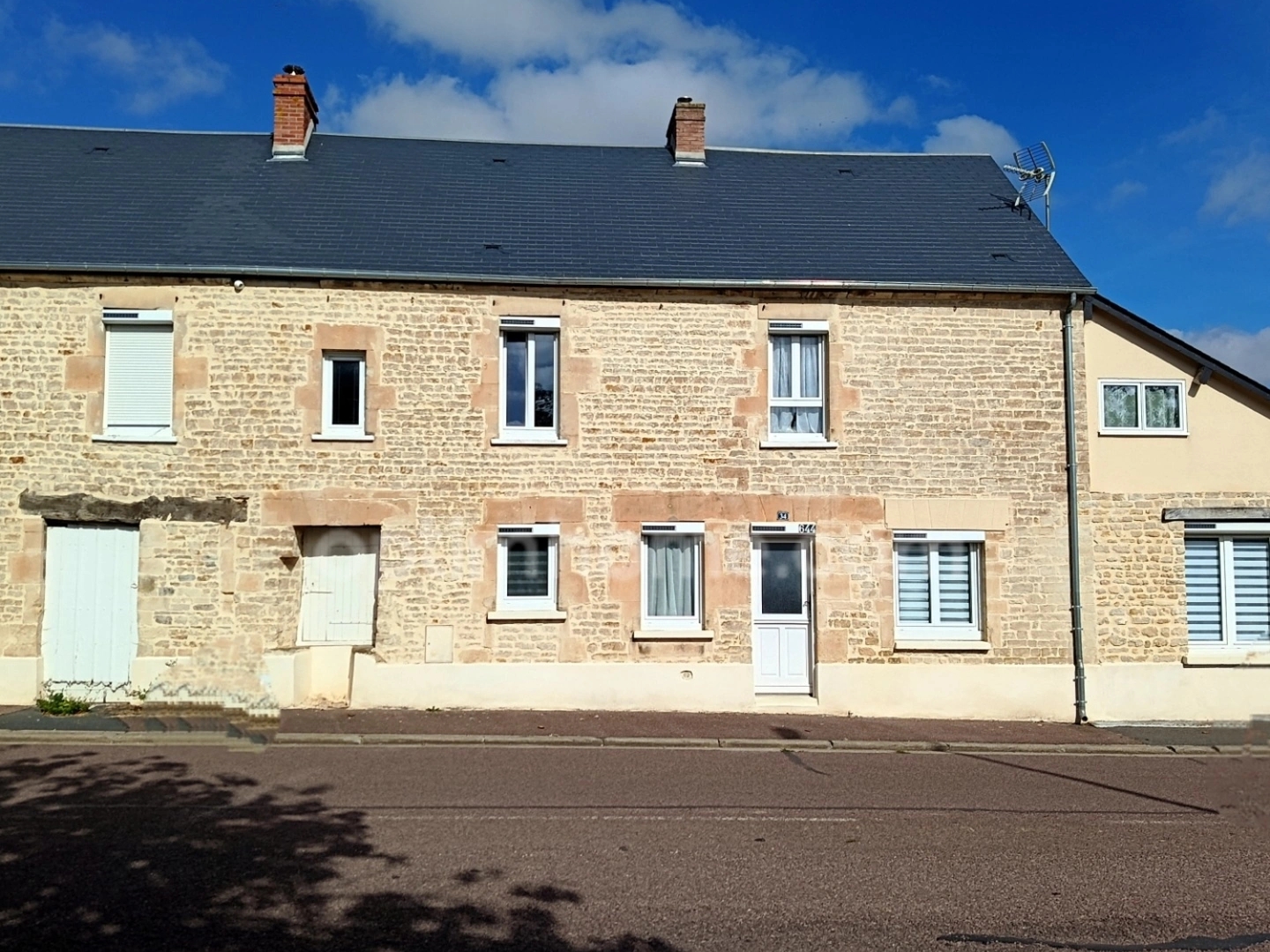 LONGÈRE EN PIERRE DE CARACTÈRE - 222 M² - 5 CHAMBRES - 140M² DE DÉPENDANCES - VAL D'ARRY (14210) - À proximité de Caen