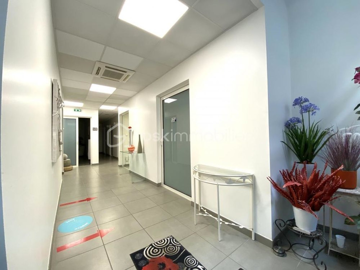 LOCAL DE 160 M2- 3 CABINETS DE CONSULTATION- 3 SALLES D'ATTENTE- 1 SALLE DE REUNION- 1 CUISINE - 1 WC PMR- 1 COURS AVEC WC