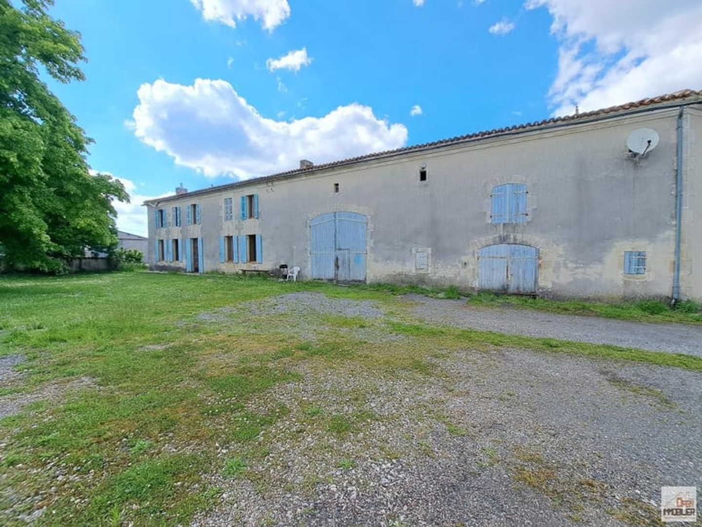 Maison Charentaise avec dépendances et jardin - 190 m² - 6 pièces - 4216 m²