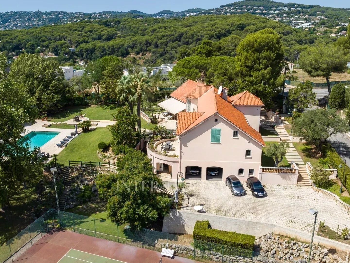 Antibes - Élégante propriété de caractère avec parc, piscine et tennis