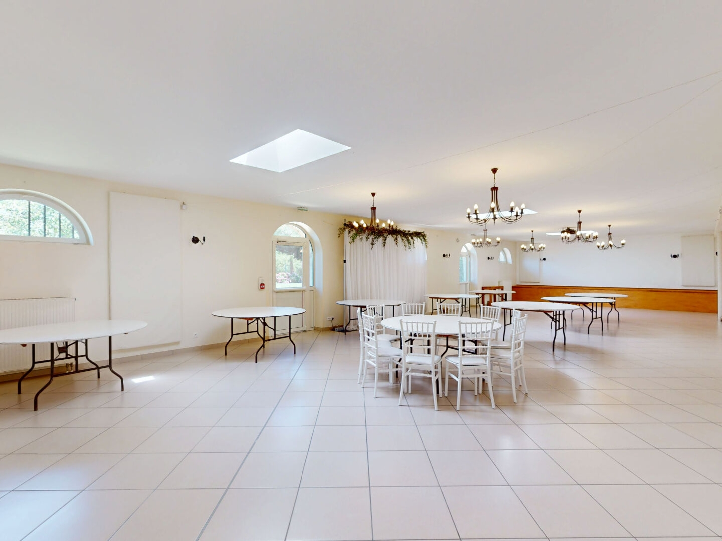 Magasin à vendre - 663m2 - Saint-Germain-Lès... (91250)