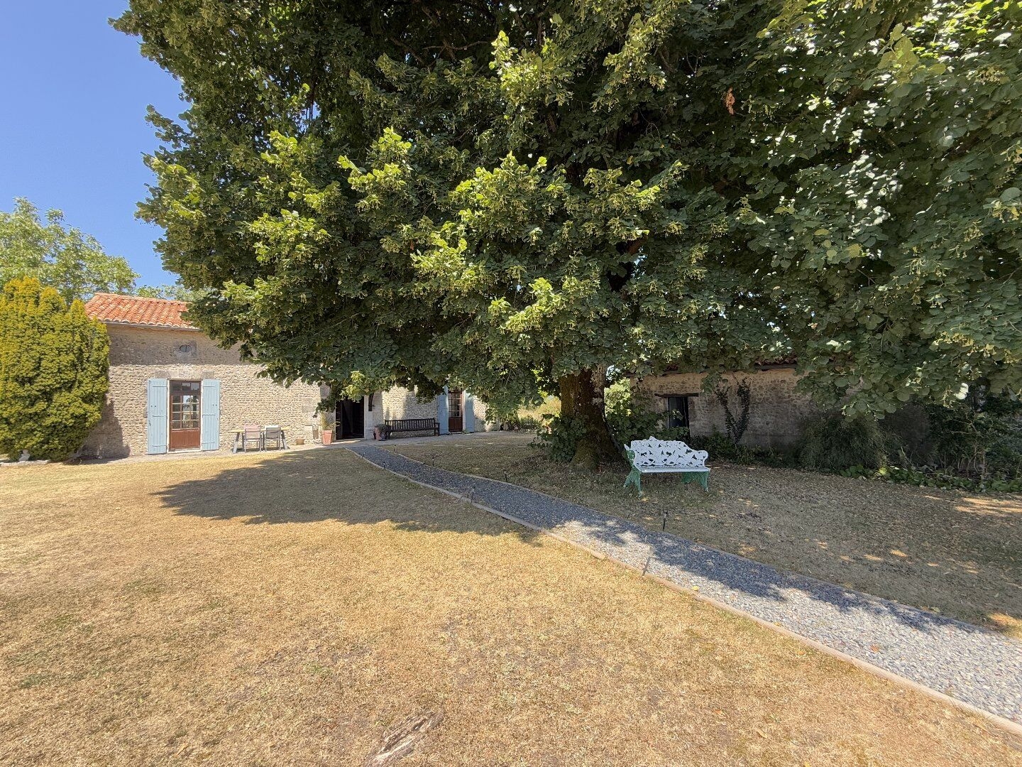 Maison à vendre - 6 pièces - 161m2 - Bellon (16210)