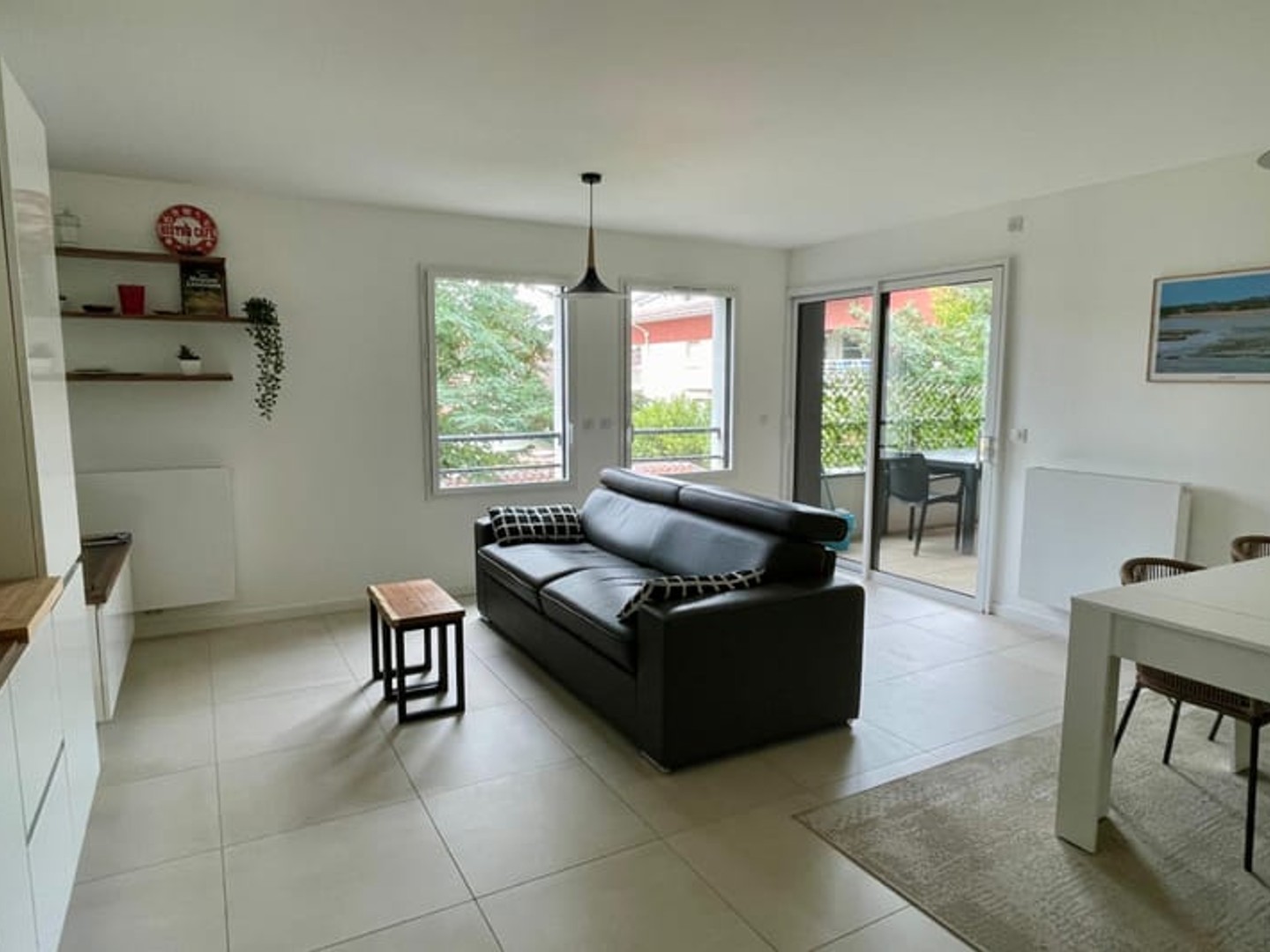APPARTEMENT 2 PIECES AVEC TERRASSE ET STATIONNEMENT HYPER CE