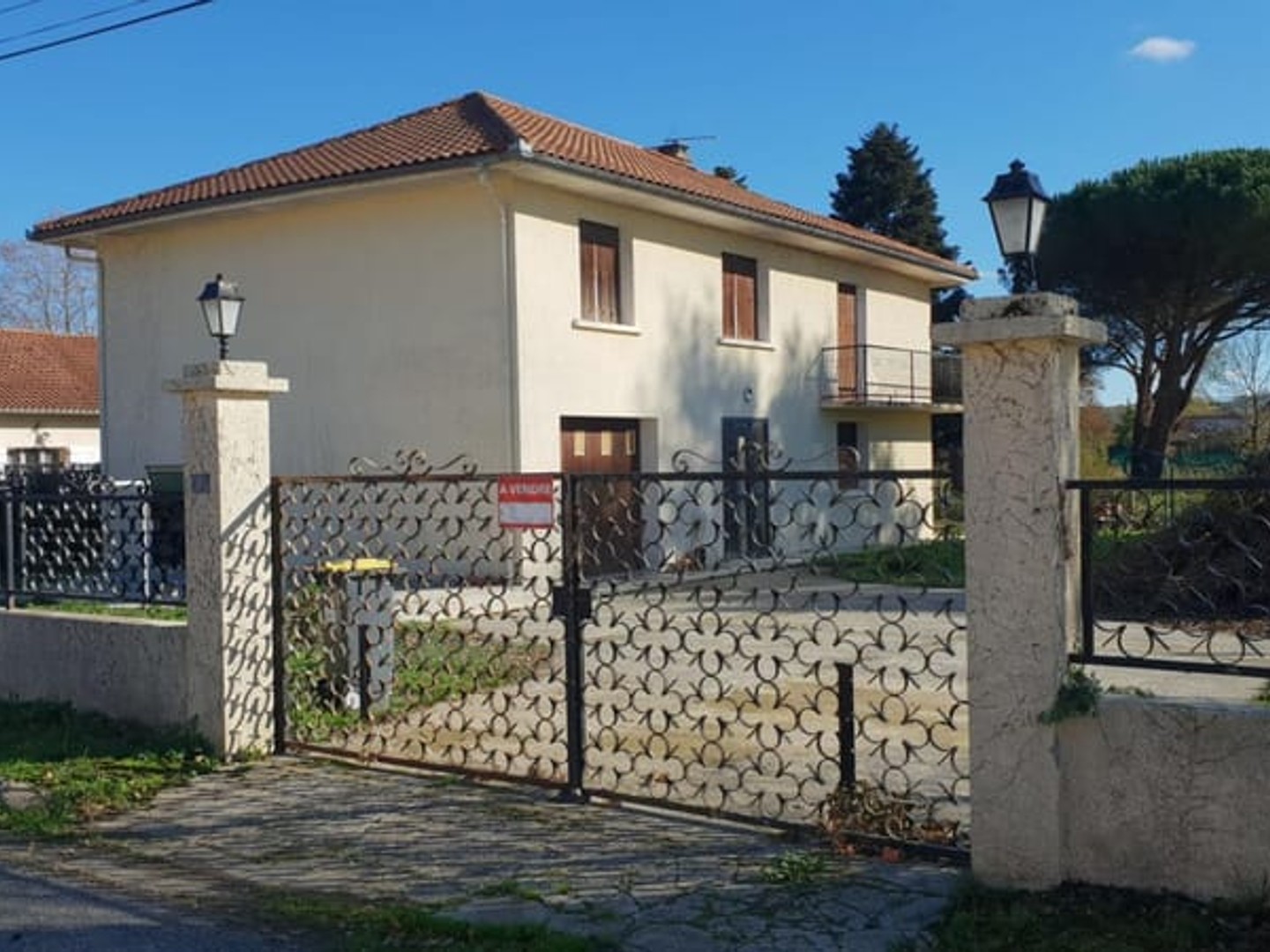 À vendre, Trie-sur-Baïse (Hautes-Pyrénées): Villa avec 6 chambres, garage/atelier et jardin de 990m². Cour avec parking, remise du jardin - à quelques minutes à pied des commerces