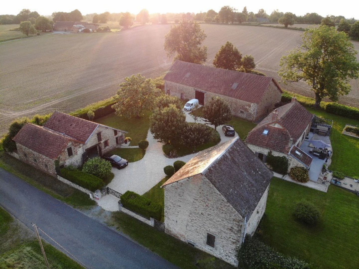 CREUSE, près de Boussac - Maison individuelle avec gîte et granges