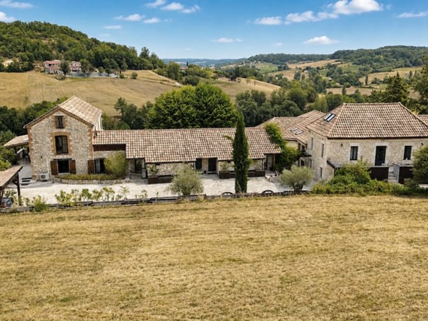 Très bel ensemble immobilier avec potentiel locatif, sur 12 ha