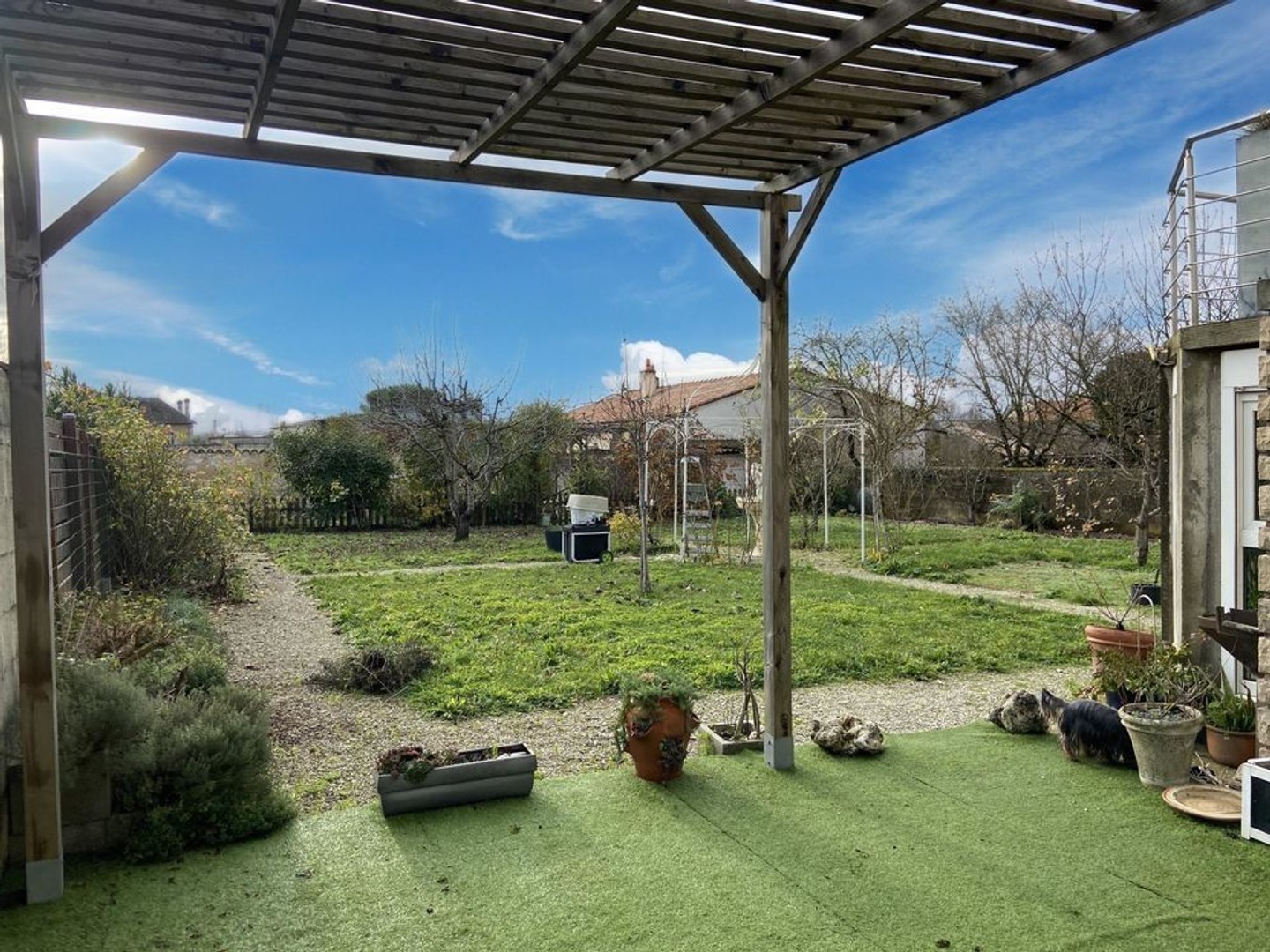 Maison 4 chambres, jardin et garage, en ville