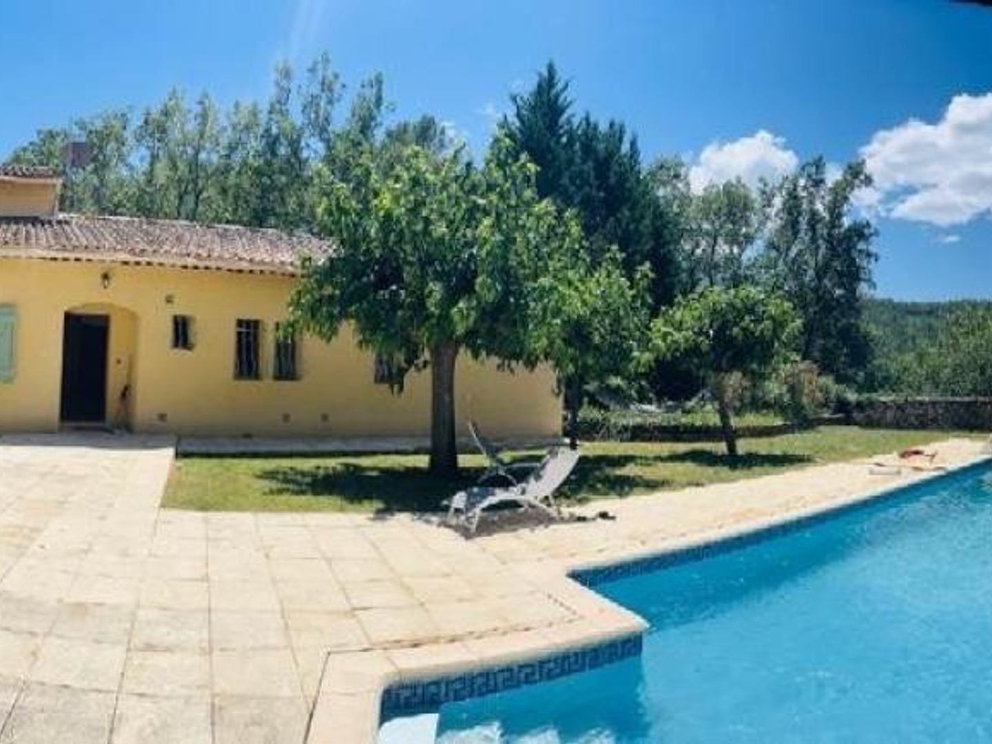 villa traditionnelle en pleine nature