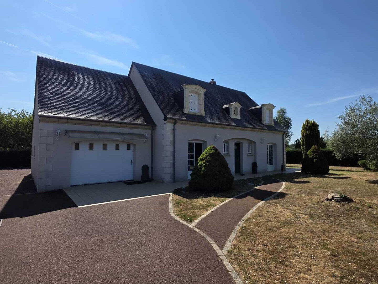 Maison de famille 6 pièces avec atelier et garages
