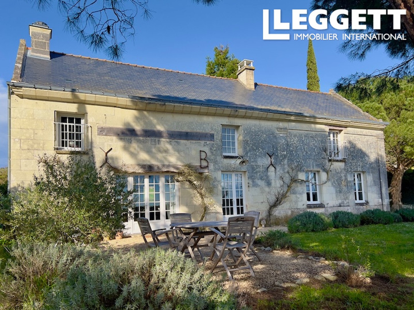 Maison de caractère en pierre avec jardin, vignes et vues dégagées