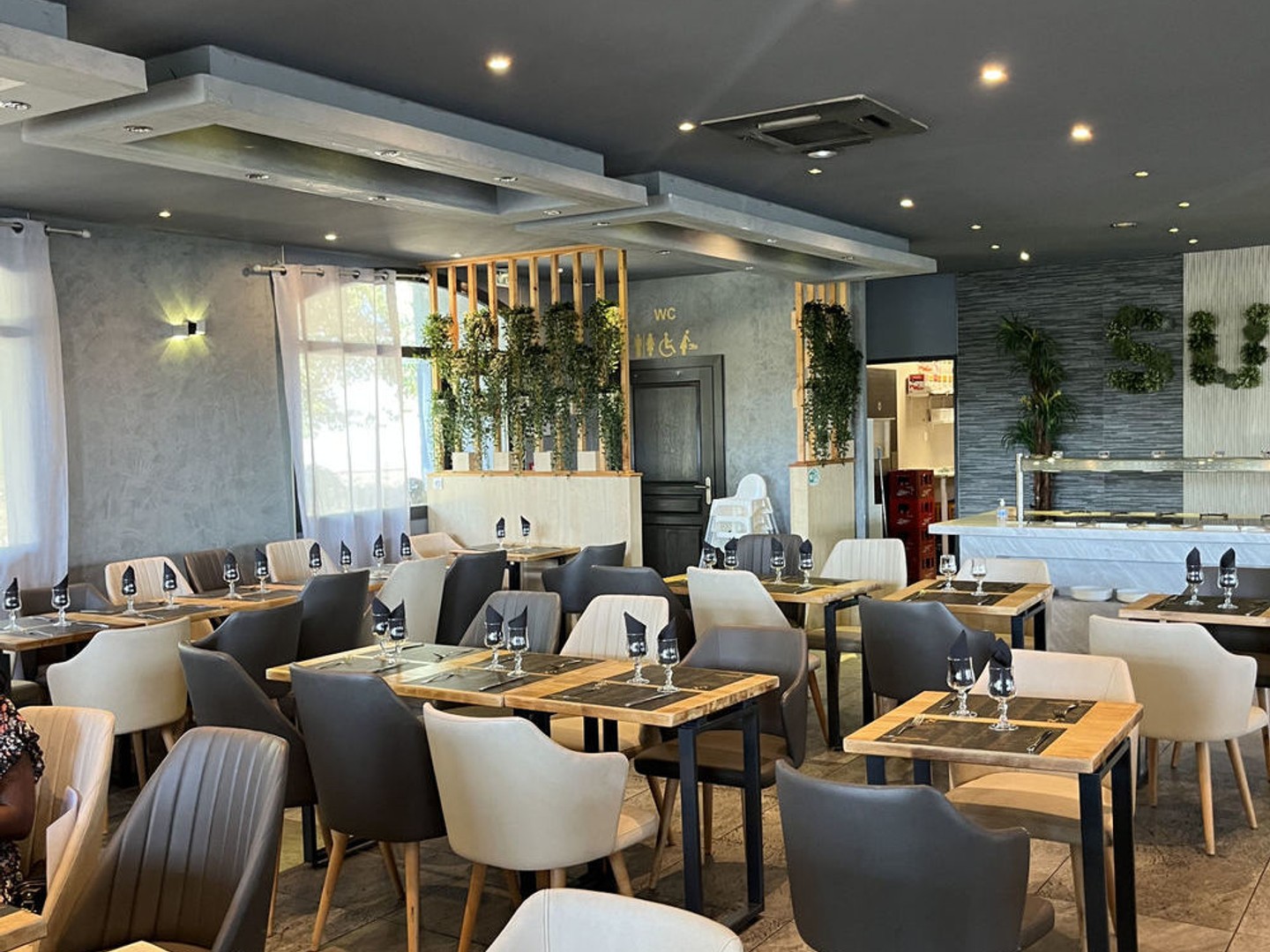 Fonds de commerce, restaurant de 450m2, parking 20 places, 115 couverts intérieurs et 30 extérieur à Beynost