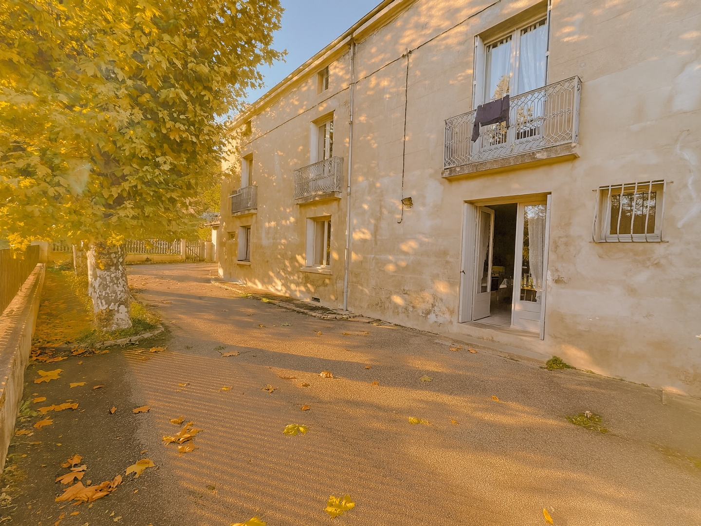 IMMEUBLE AVEC HANGARD ET GARAGES SECTEUR TERRENOIRE PROCHE DES ACCES AUTOROUTIER