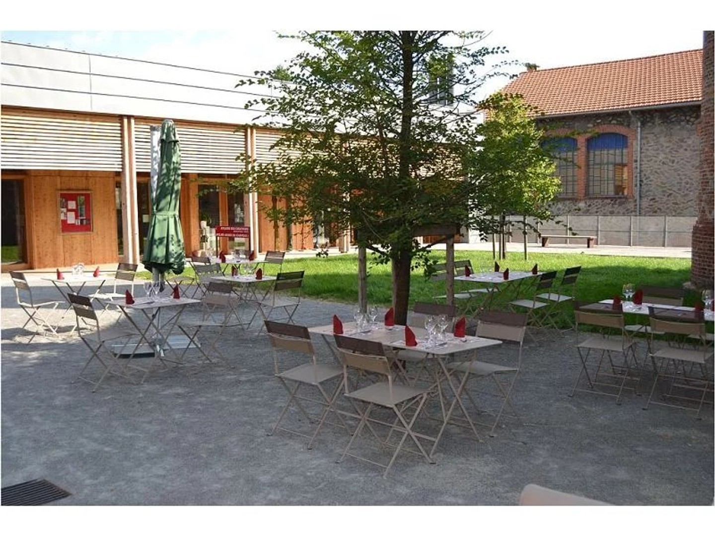 Magasin à vendre - 4 pièces - 140m2 - Chazelles-Sur-Lyon (42140)